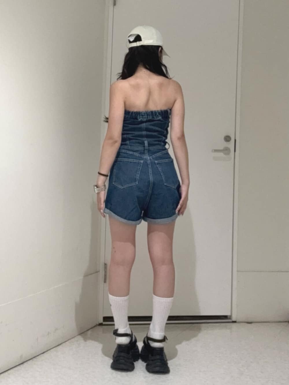 ブラック系のサンダル、ブルー系のワンピースを着用したレディースの夏コーディネートの3枚目の写真
