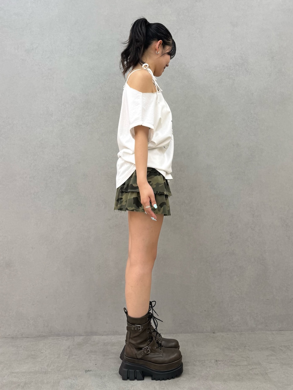 ホワイト系のTシャツ/カットソー、その他のその他パンツを着用したレディースの春コーディネートの2枚目の写真