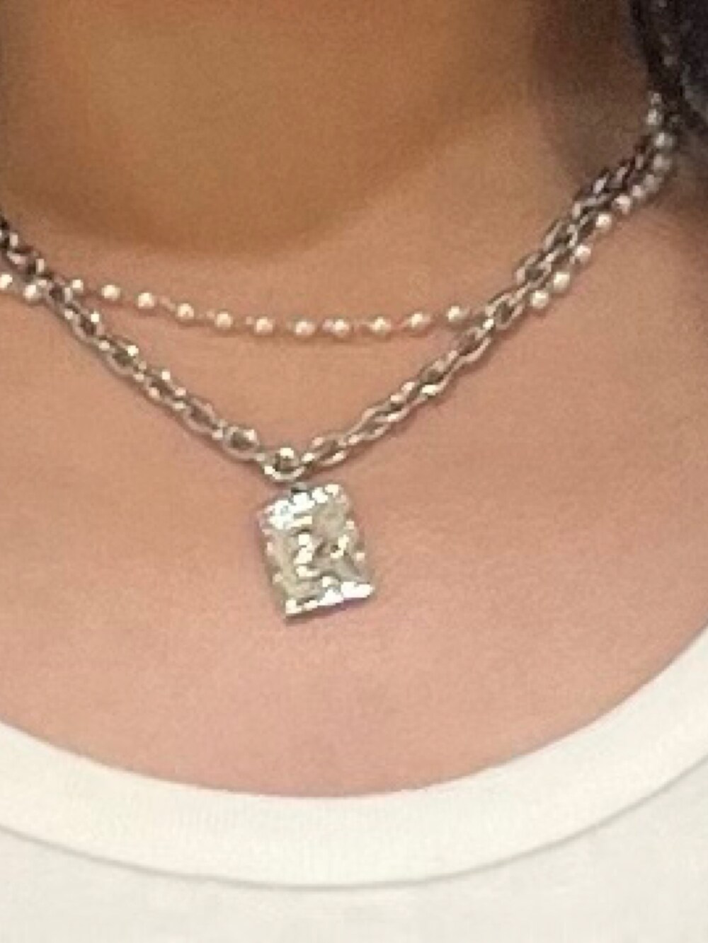 ブラック系のデニムパンツ、グレー系のタンクトップ、ホワイト系のシャツ/ブラウスを着用したレディースの春コーディネートの7枚目の写真