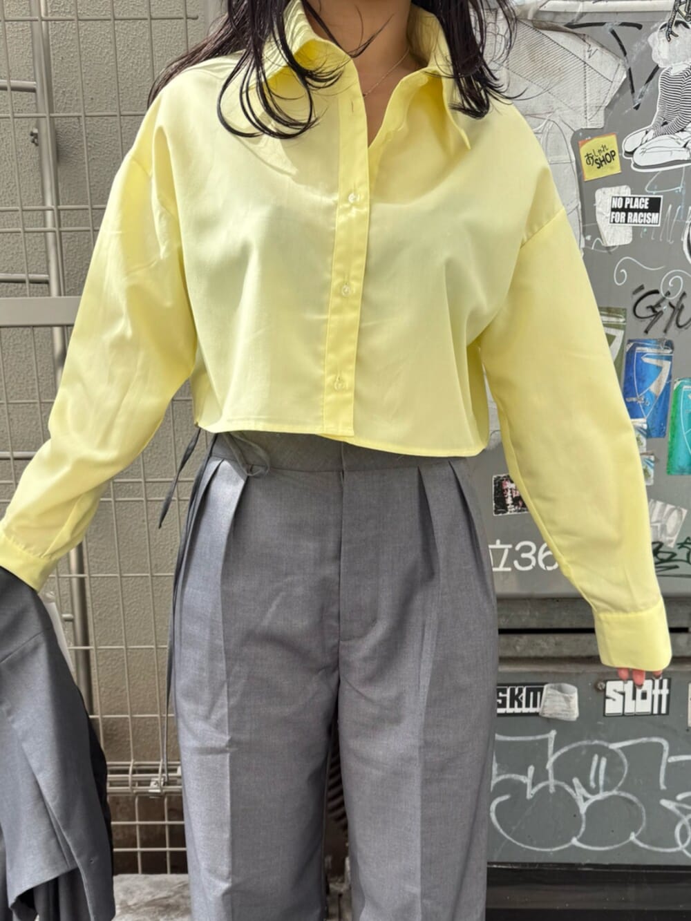 黒石夏帆さんの「BASICクロップドカラーシャツ（EVRIS）」を使ったコーディネートの4枚目の写真