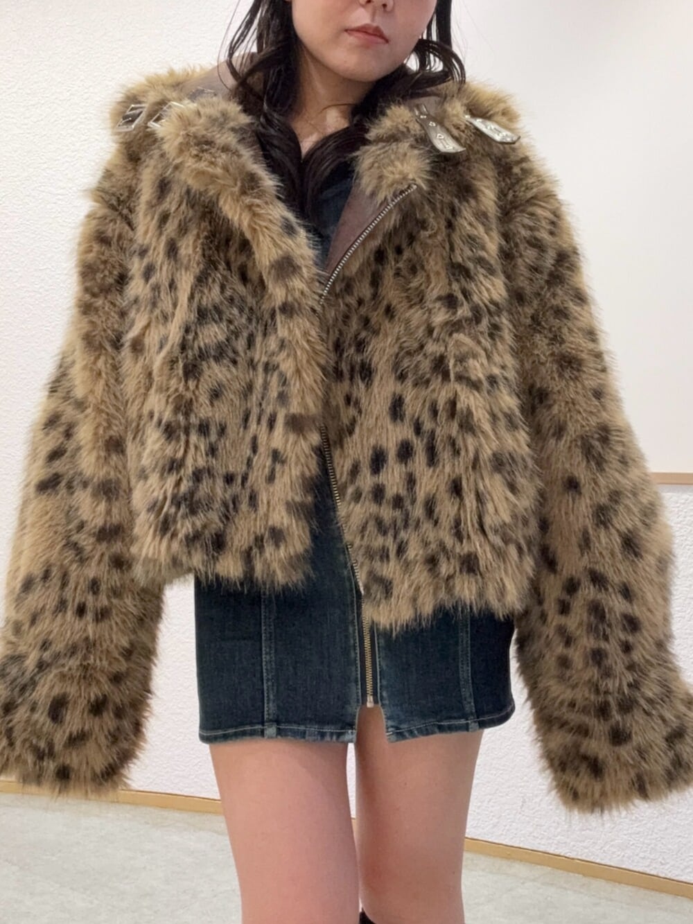 ブラック系のブーツ、その他のブルゾン、ブルー系のワンピースを着用したレディースの秋コーディネートの4枚目の写真