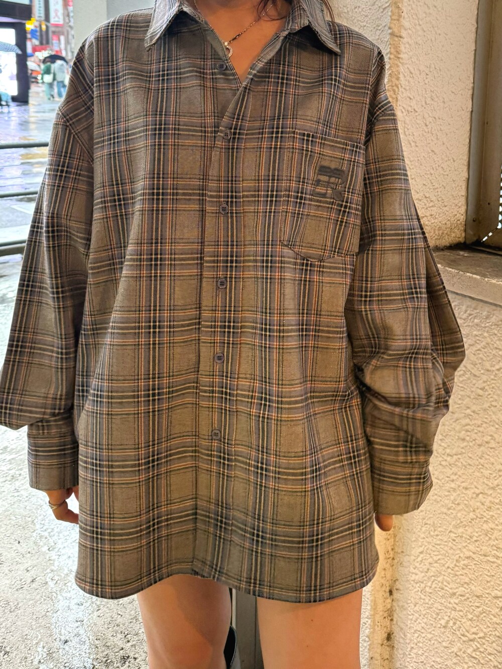 その他のシャツ/ブラウス、ブラック系のブーツ、ブラウン系のブルゾンを着用したレディースの秋コーディネートの5枚目の写真