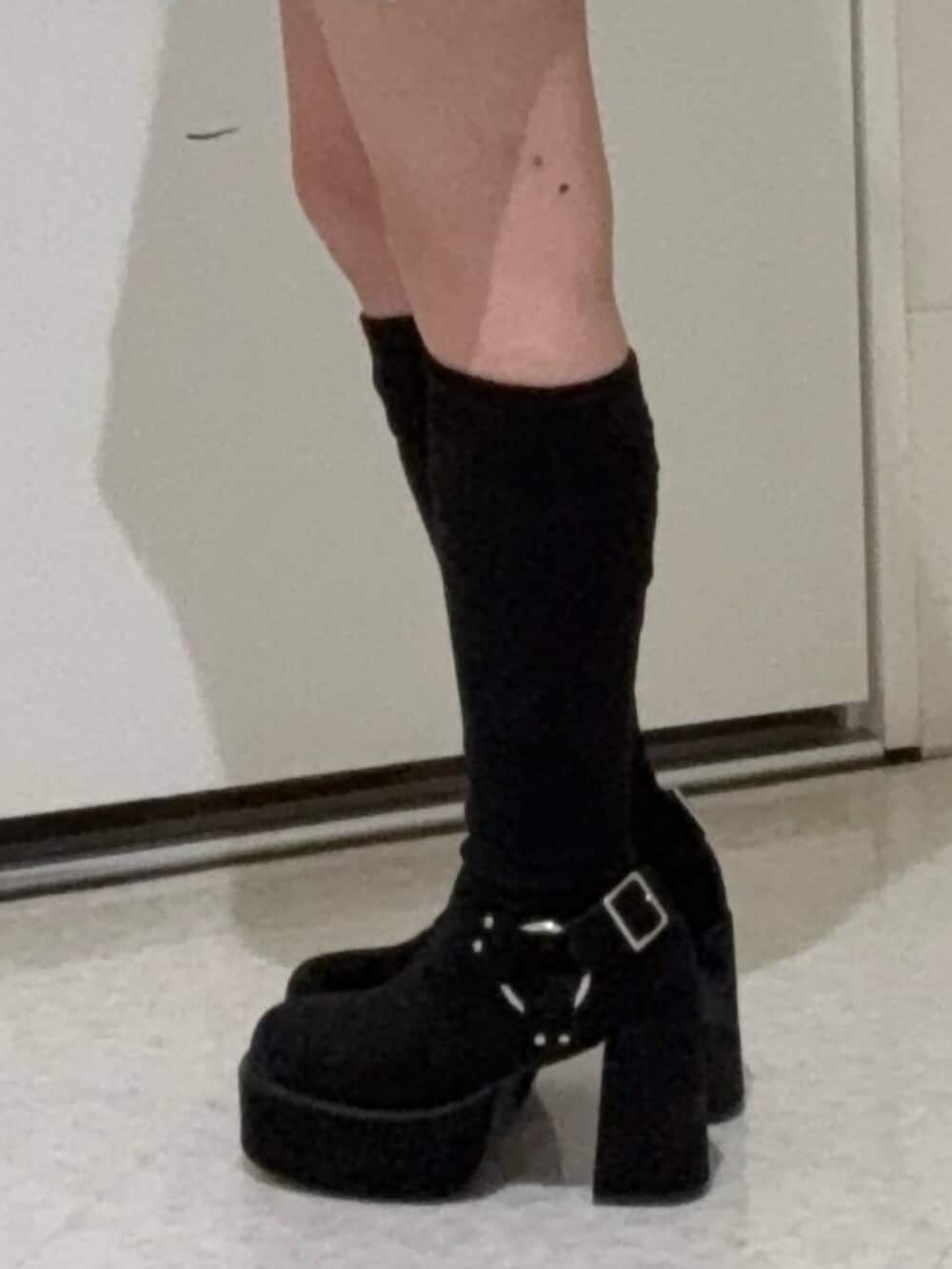 ブラック系のブーツ、ブルー系のデニムジャケット、ブルー系のデニムパンツを着用したレディースの冬コーディネートの5枚目の写真