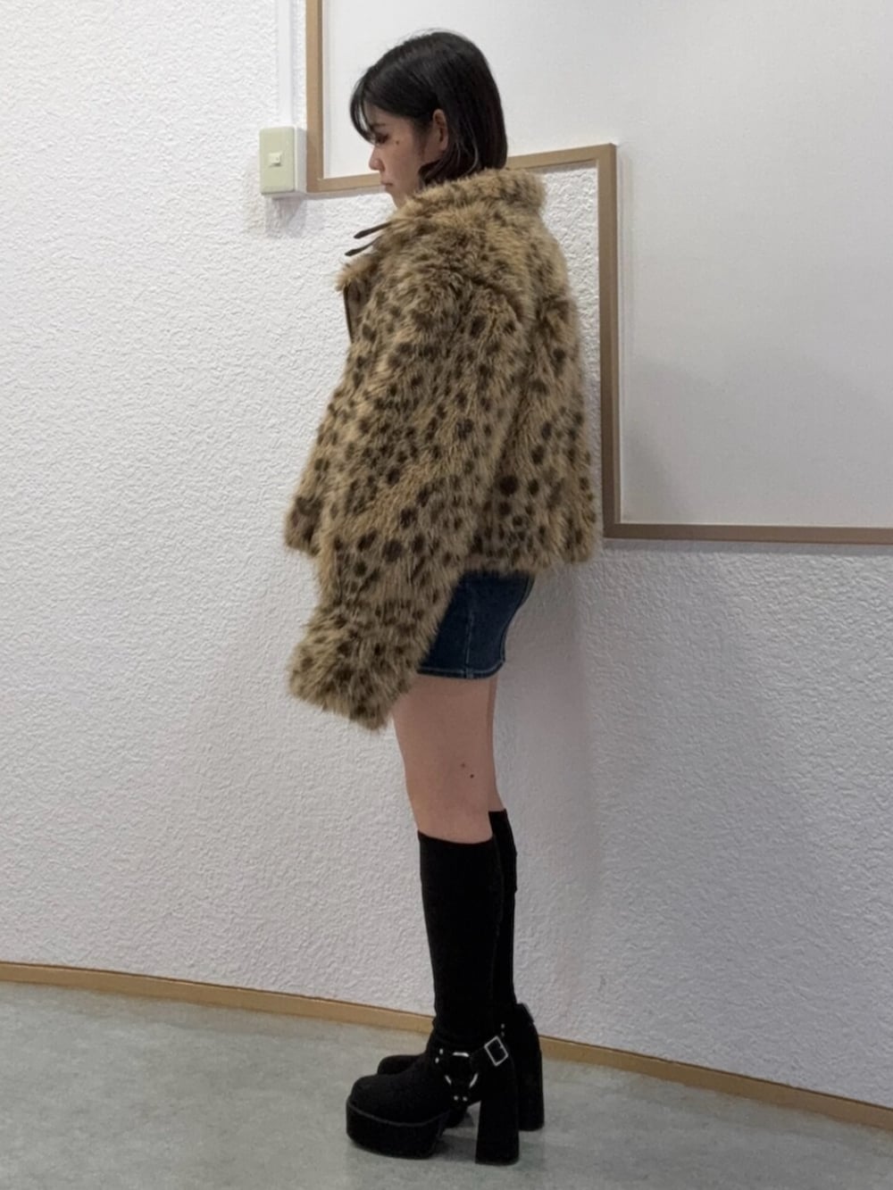 ブラック系のブーツ、その他のブルゾン、ブルー系のワンピースを着用したレディースの秋コーディネートの2枚目の写真