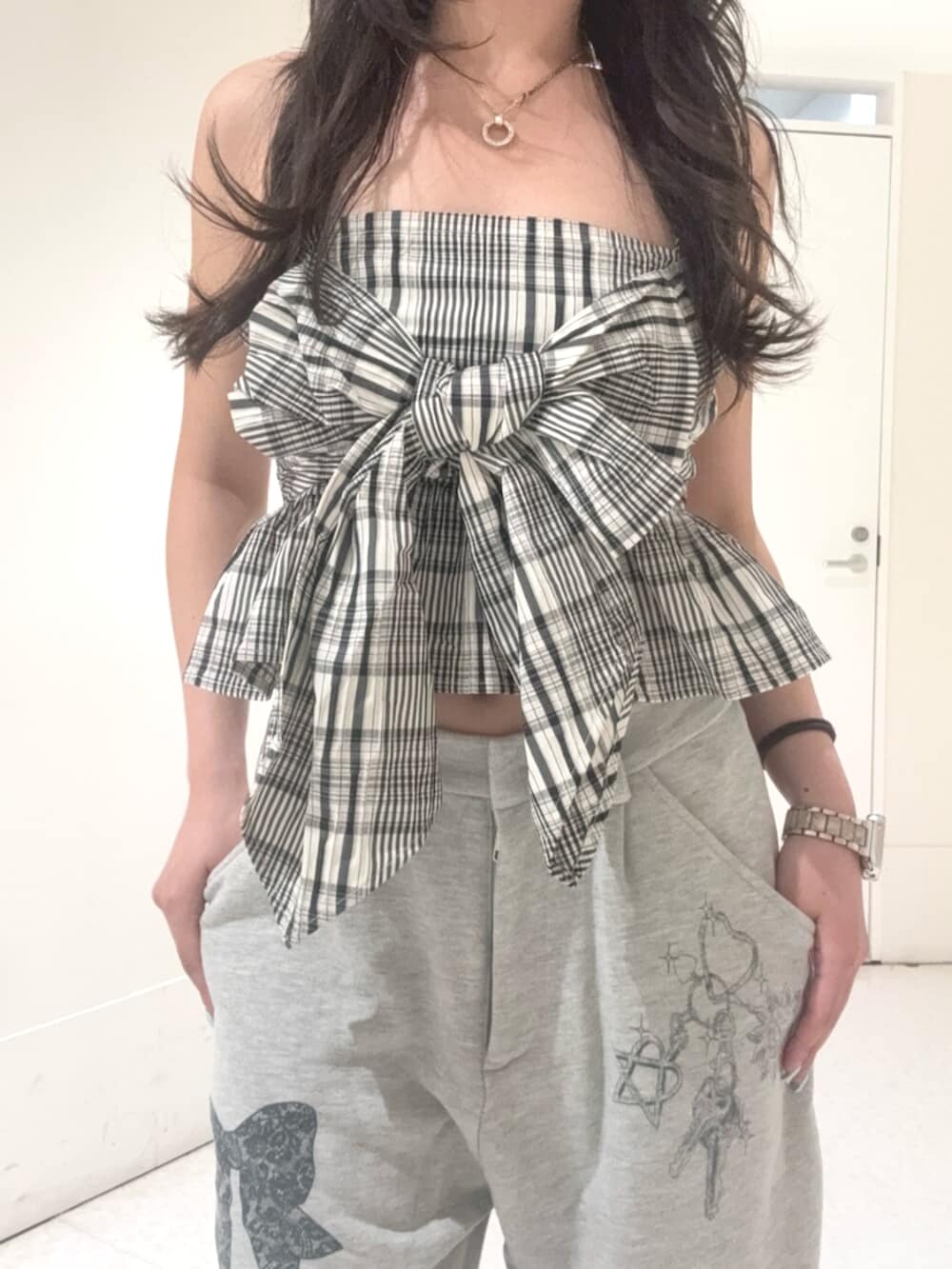 ブラック系のサンダル、ブルー系のデニムパンツ、その他のキャミソールを着用したレディースの夏コーディネートの4枚目の写真