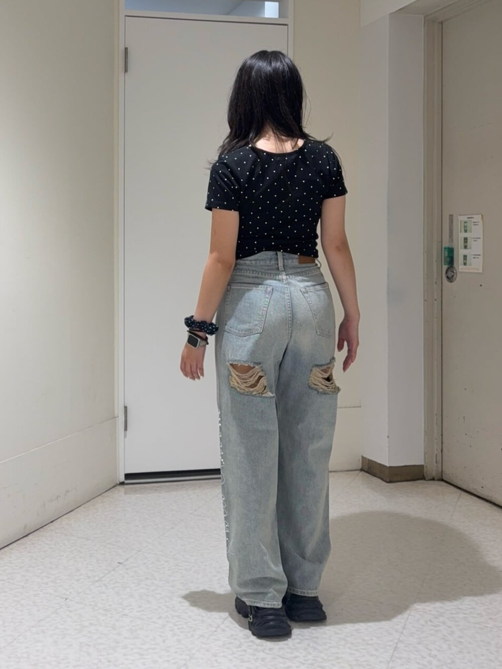 ブラック系のサンダル、ブルー系のデニムパンツ、ブラック系のTシャツ/カットソーを着用したレディースの夏コーディネートの3枚目の写真