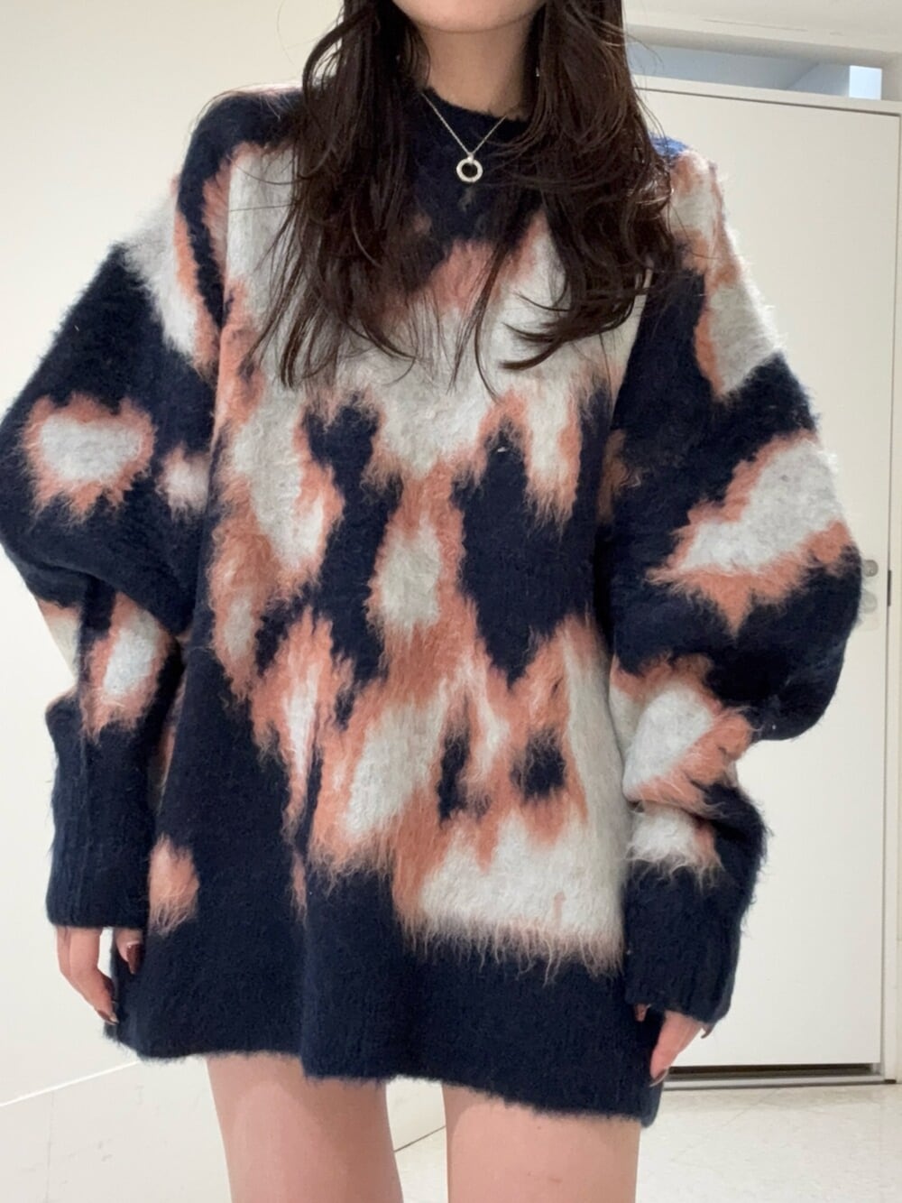 ブラック系のブーツ、ブルー系のニット/セーターを着用したレディースの冬コーディネートの4枚目の写真