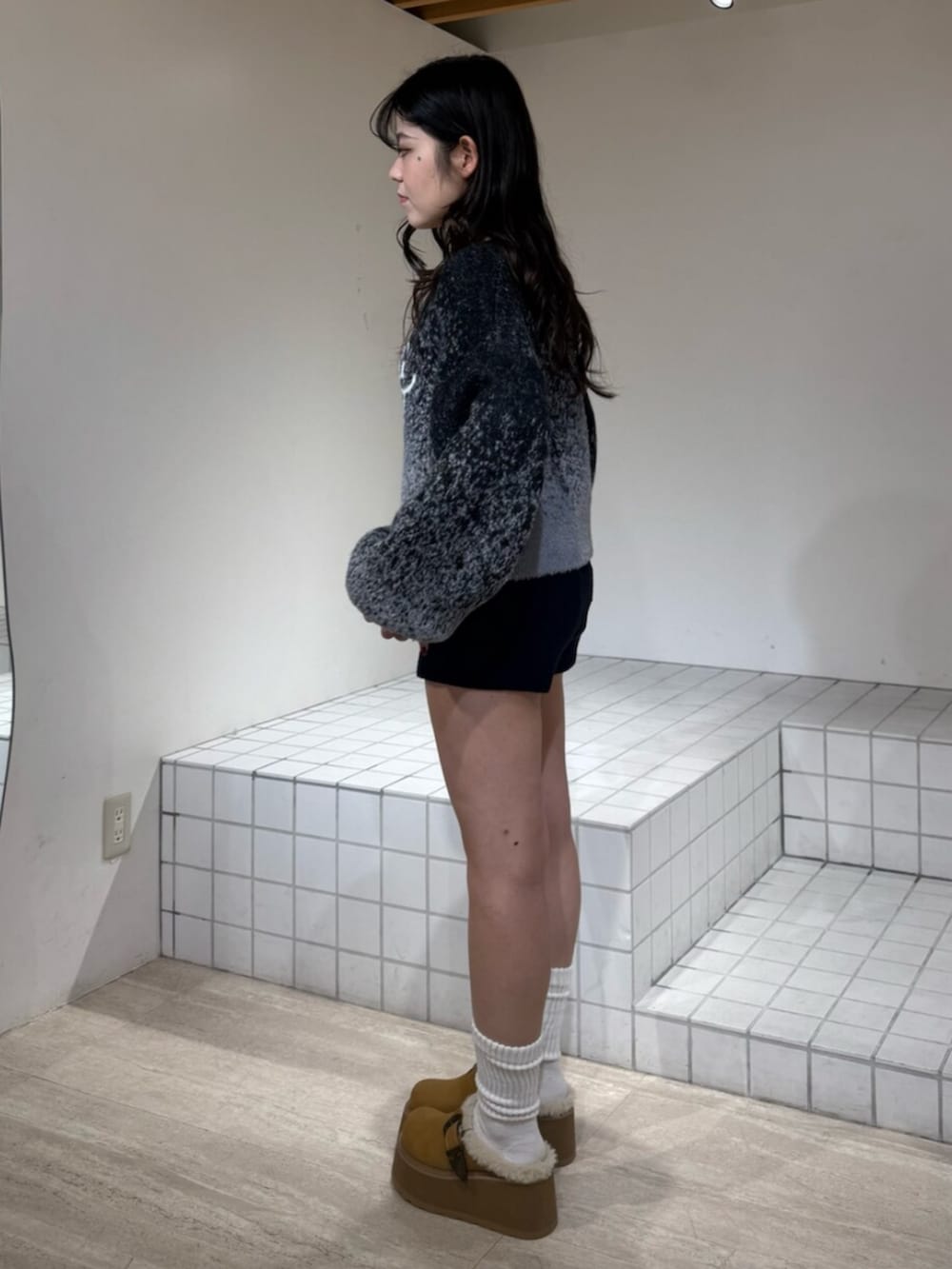 ベージュ系のスリッポン、ブラック系のニット/セーター、ブラック系のその他パンツを着用したレディースの冬コーディネートの2枚目の写真