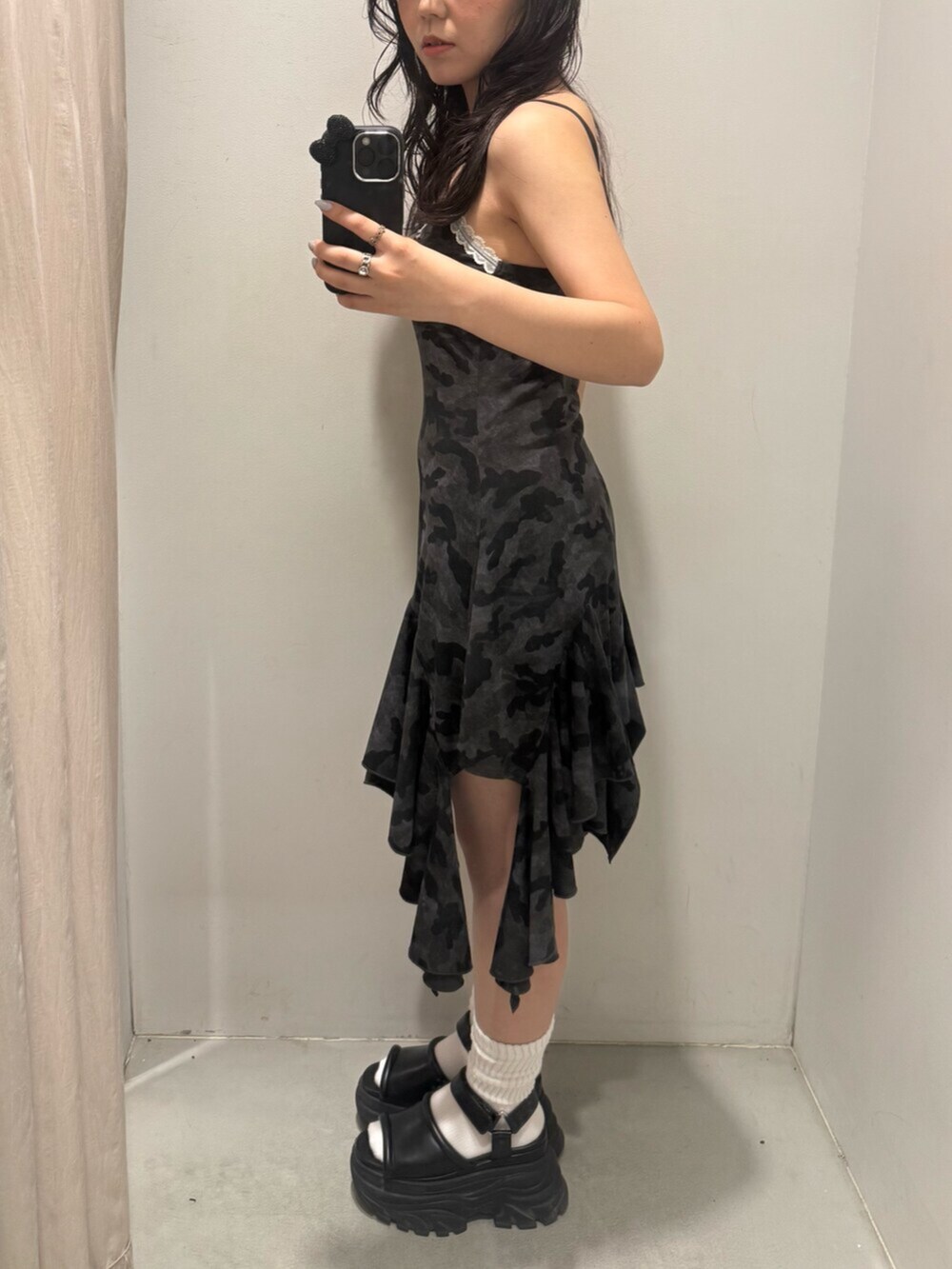 ブラウン系のサンダル、ブラック系のワンピースを着用したレディースの夏コーディネートの2枚目の写真