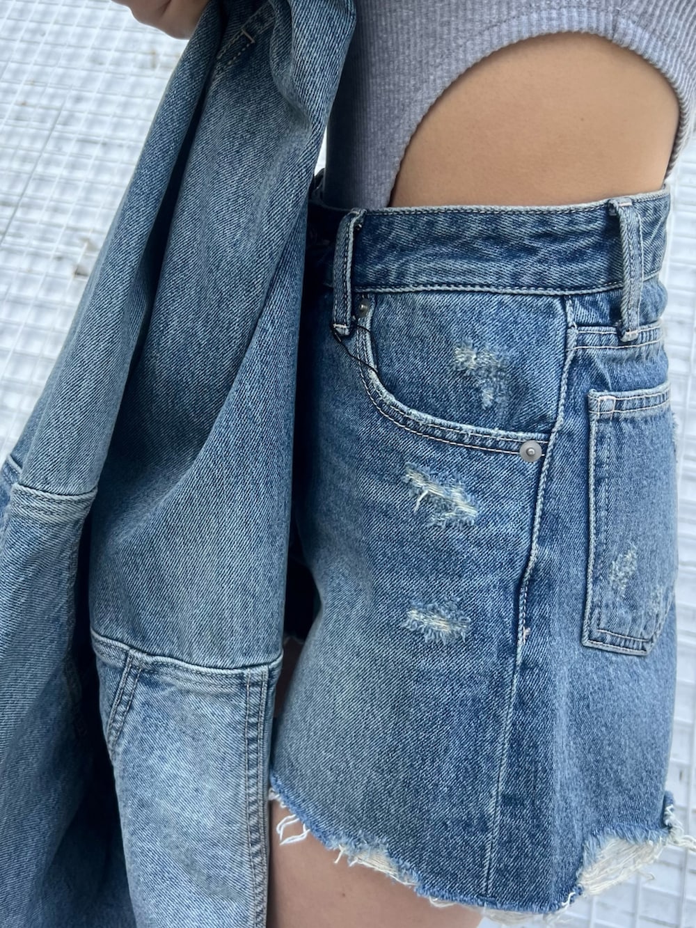 グレー系のTシャツ/カットソー、ブルー系のデニムジャケット、ブルー系のデニムパンツを着用したレディースの冬コーディネートの6枚目の写真