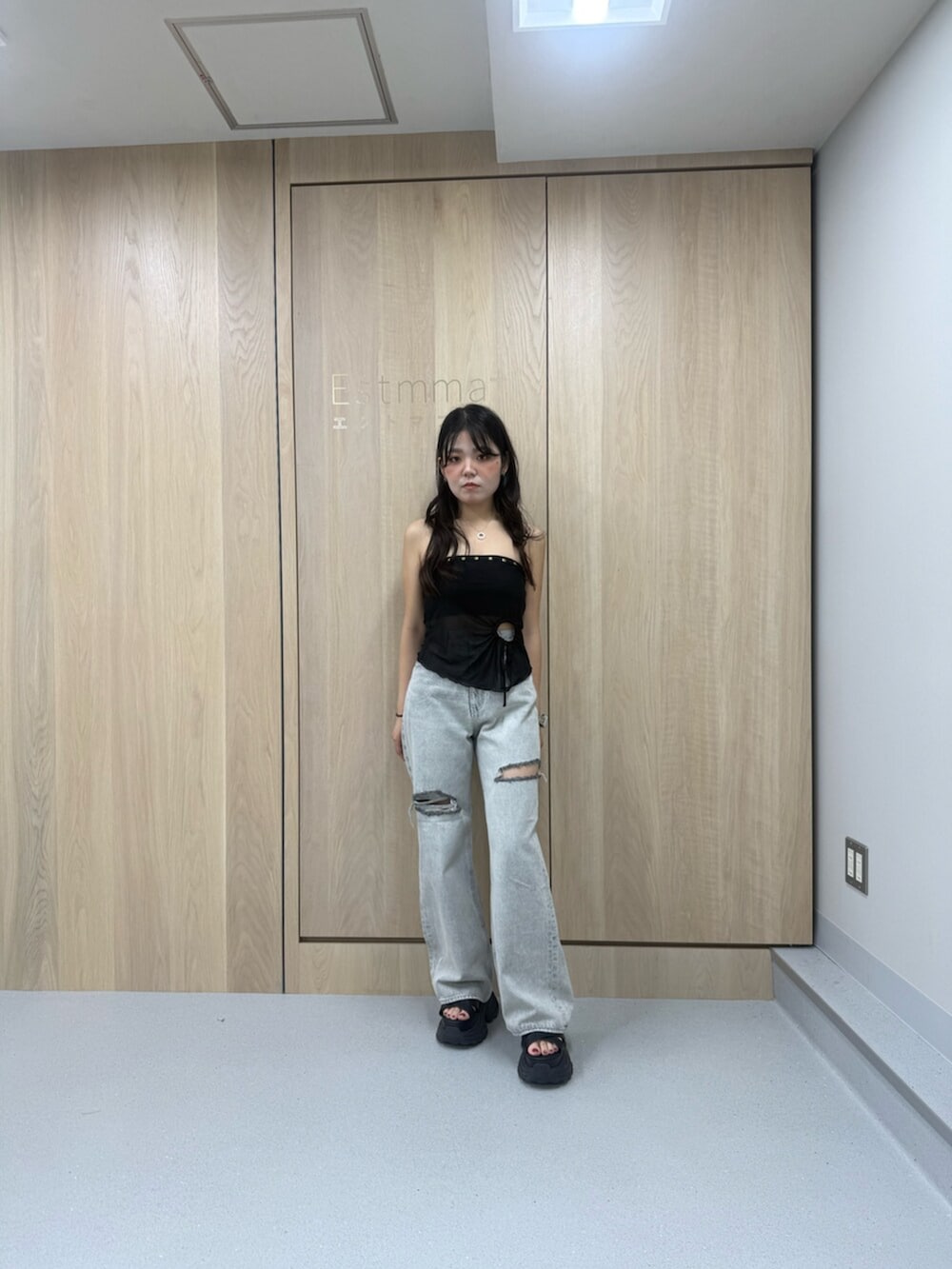 グレー系のデニムパンツ、ブラック系のサンダル、ブラック系のキャミソールを着用したレディースの夏コーディネートの5枚目の写真