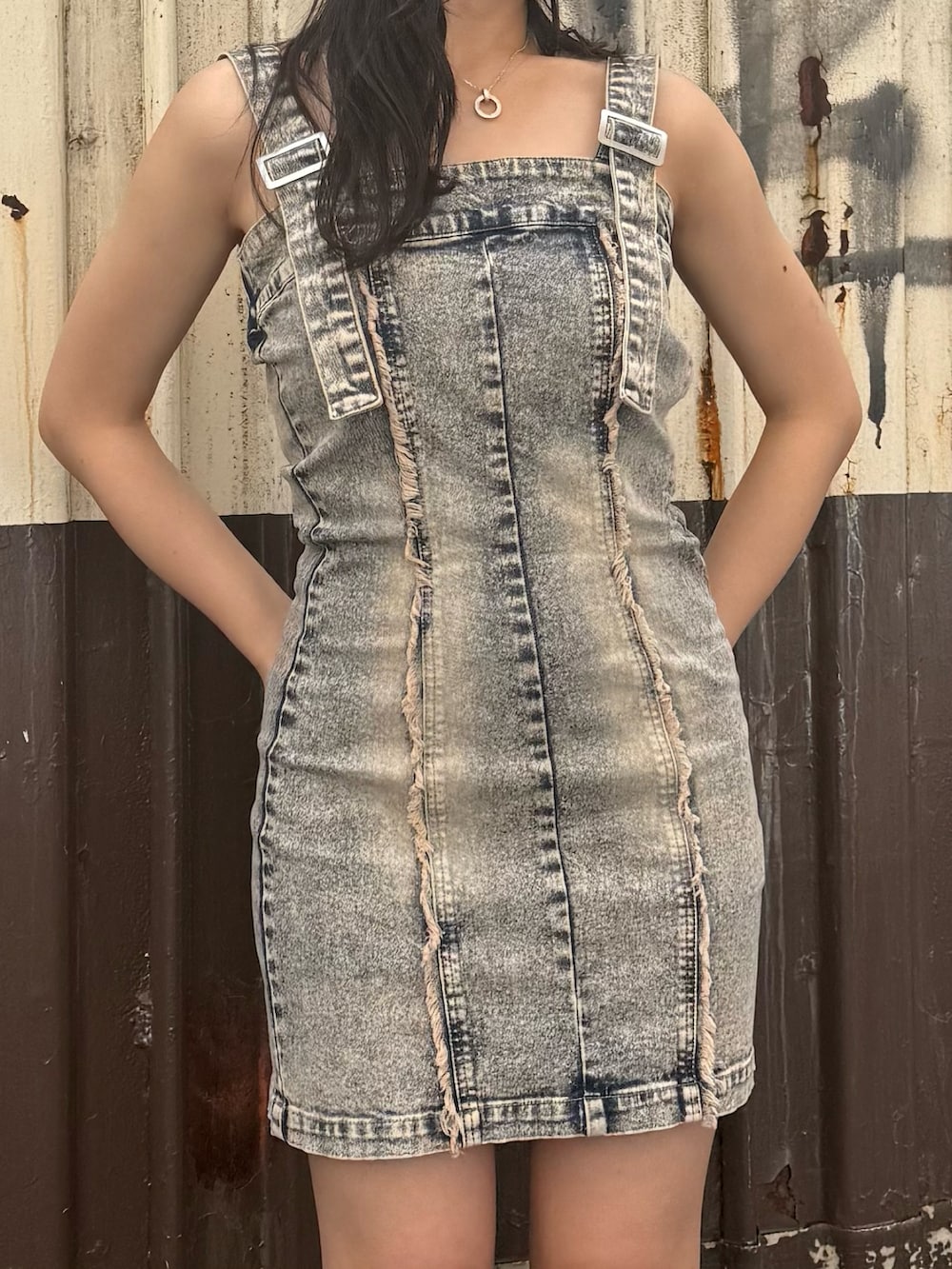 ベージュ系のワンピース、ブラウン系のサンダルを着用したレディースの夏コーディネートの5枚目の写真