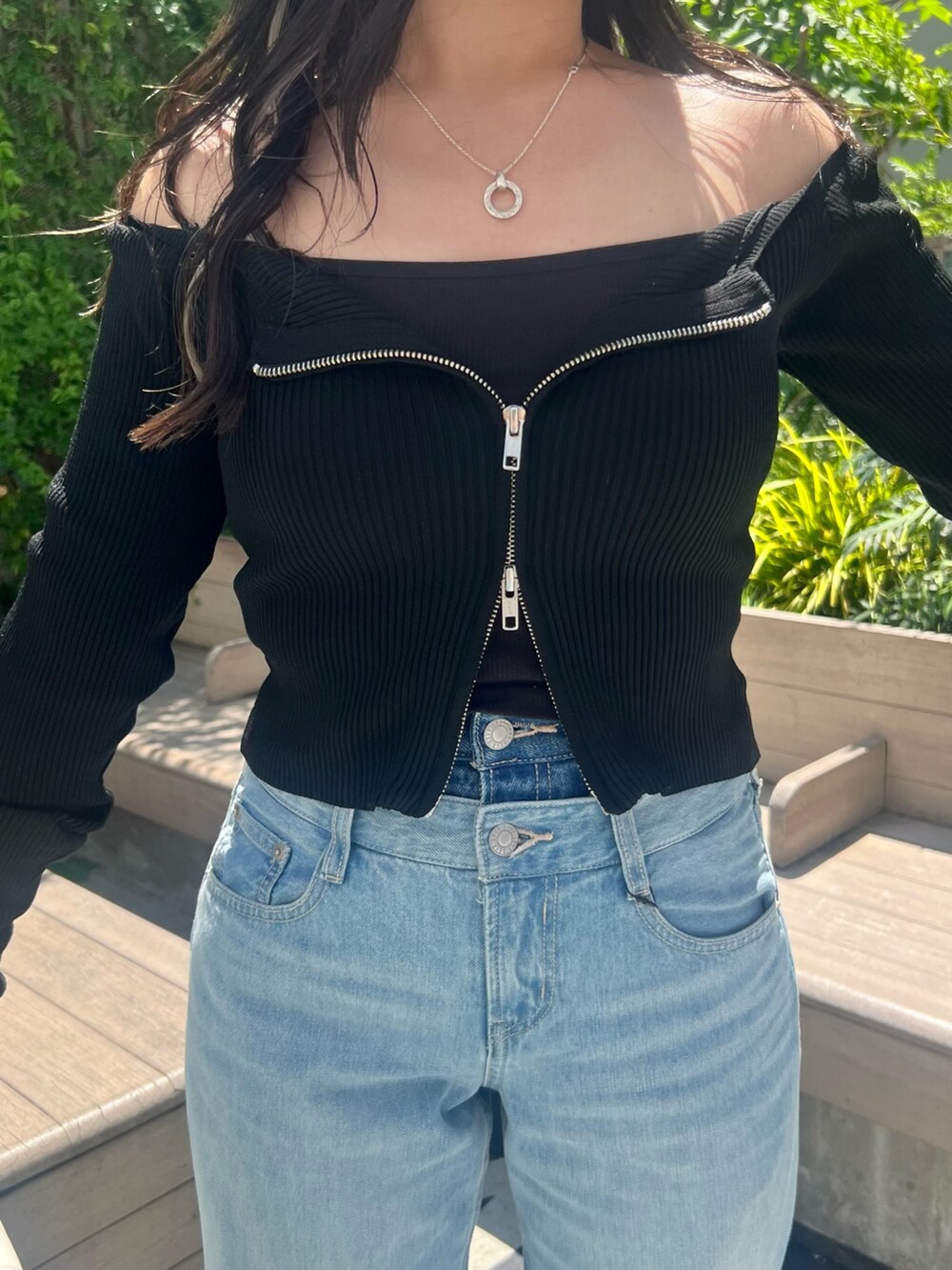 ブルー系のデニムパンツ、ブラック系のニット/セーター、ブラック系のサンダルを着用したレディースの夏コーディネートの5枚目の写真