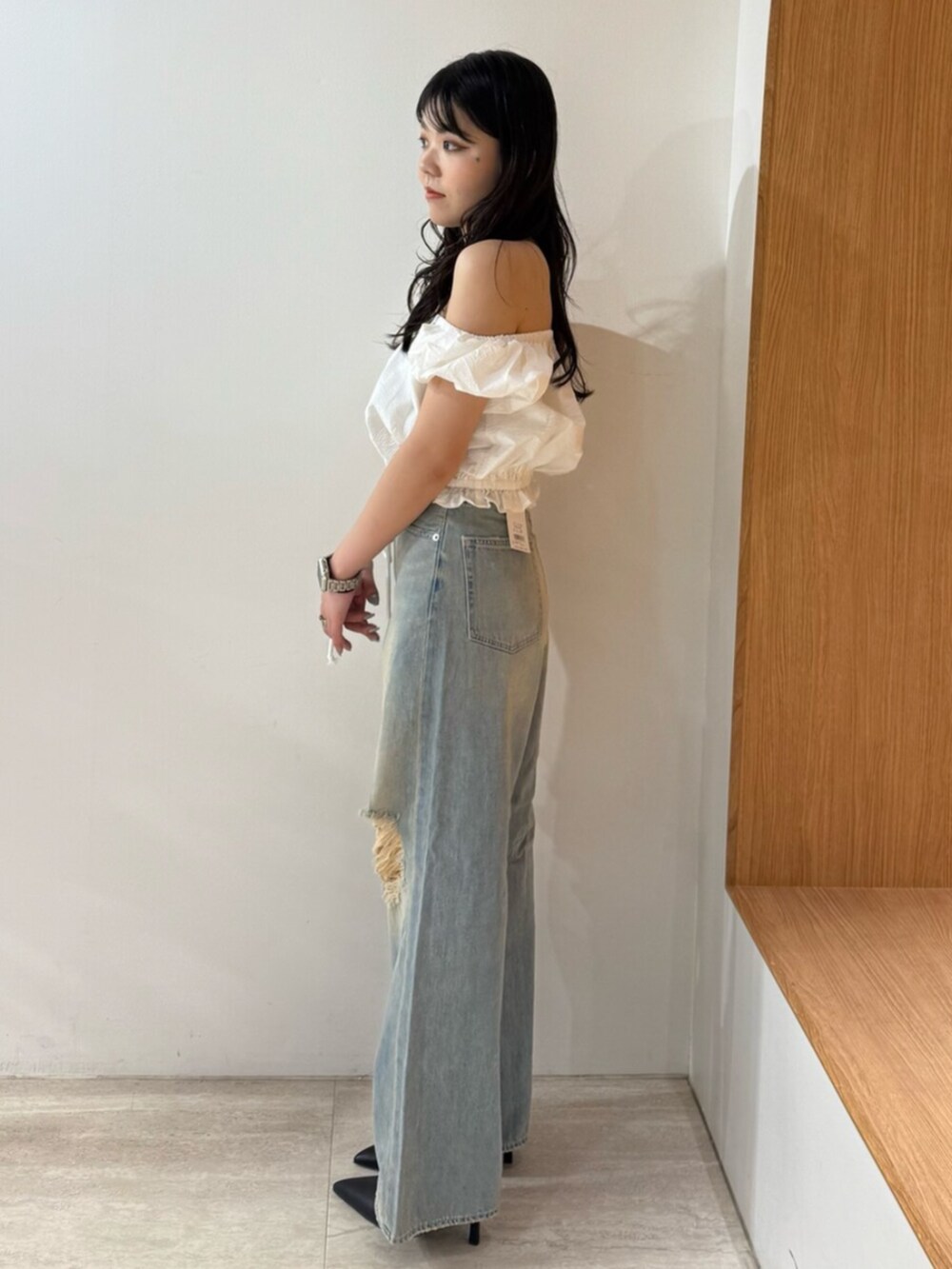 ブルー系のデニムパンツ、ホワイト系のシャツ/ブラウス、ブラック系のパンプスを着用したレディースの夏コーディネートの2枚目の写真