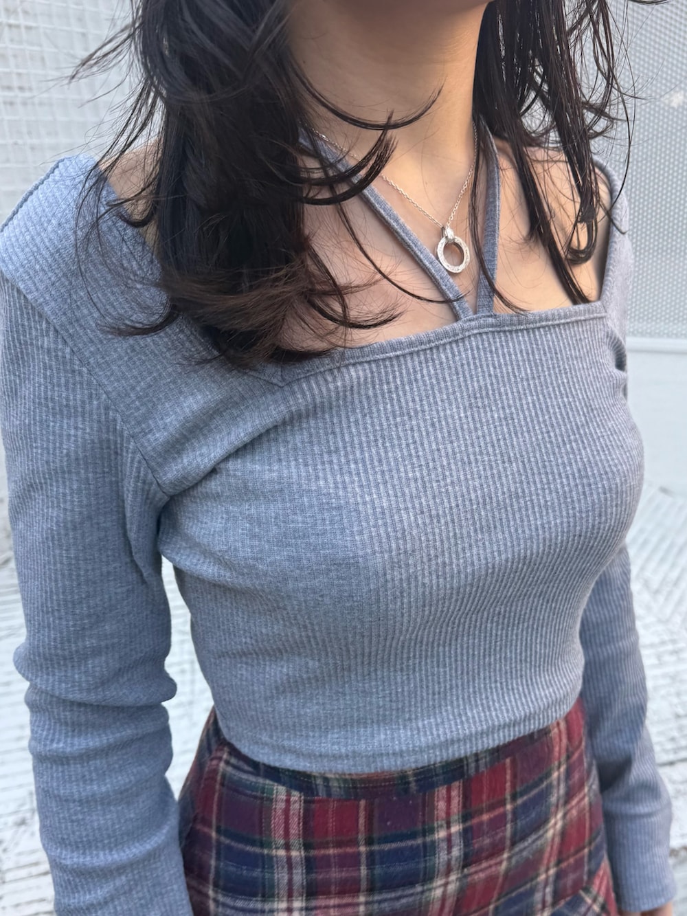 ブルー系のスカート、ブラック系のブーツ、グレー系のTシャツ/カットソーを着用したレディースの冬コーディネートの5枚目の写真