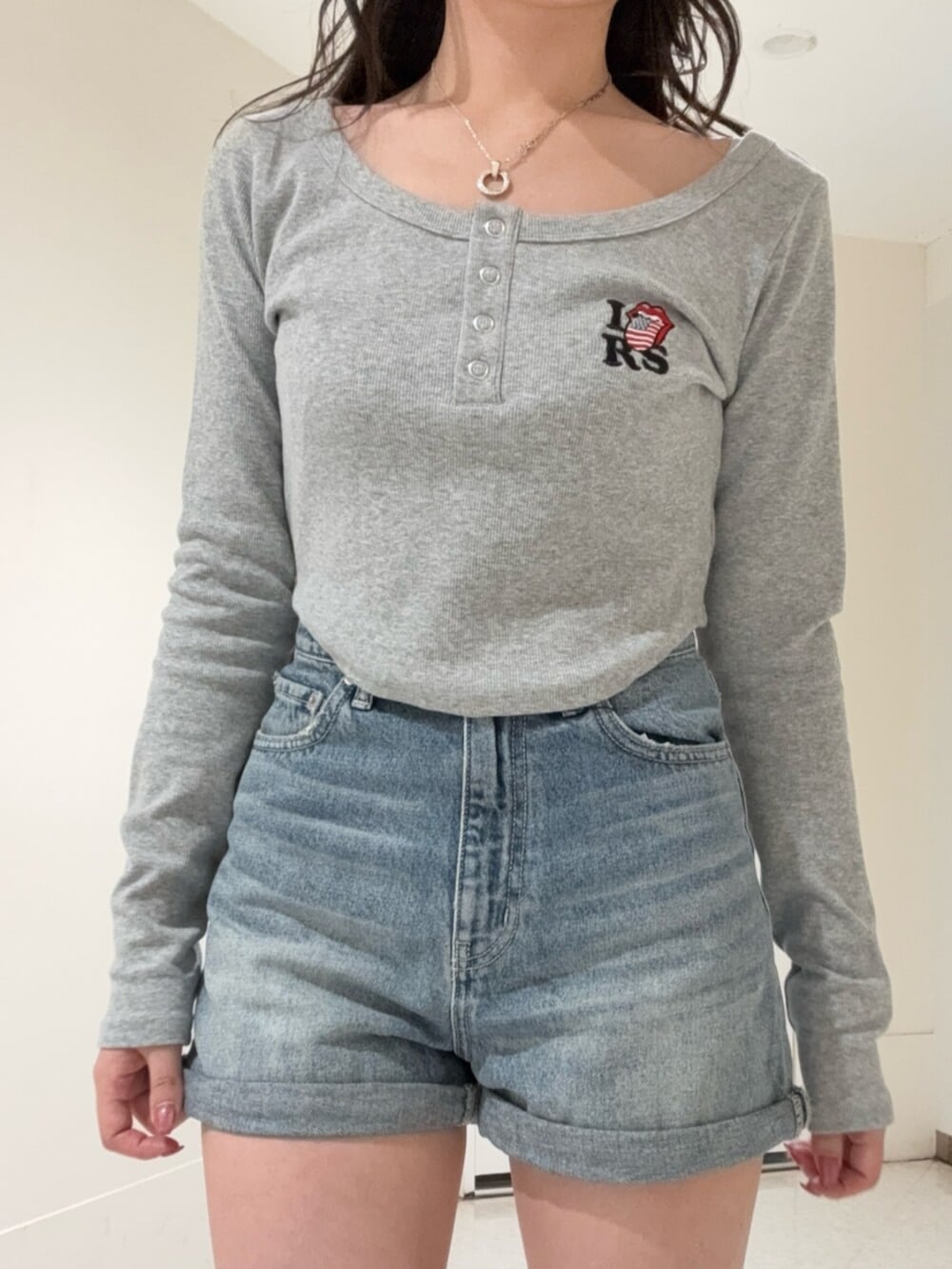 ブラック系のブーツ、ブルー系のデニムパンツ、グレー系のTシャツ/カットソーを着用したレディースの冬コーディネートの4枚目の写真