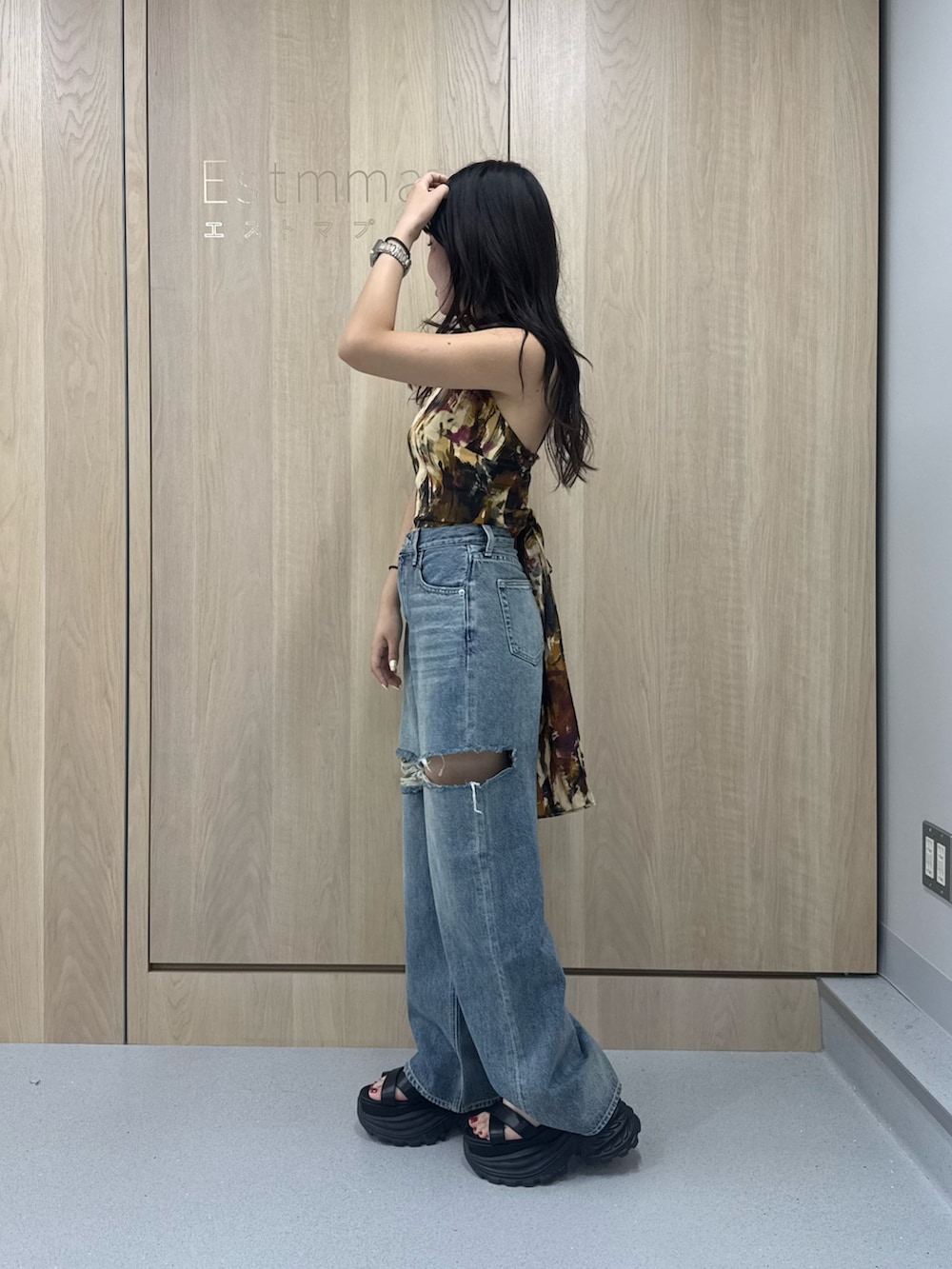 イエロー系のキャミソール、ブルー系のデニムパンツ、ブラック系のサンダルを着用したレディースの夏コーディネートの2枚目の写真