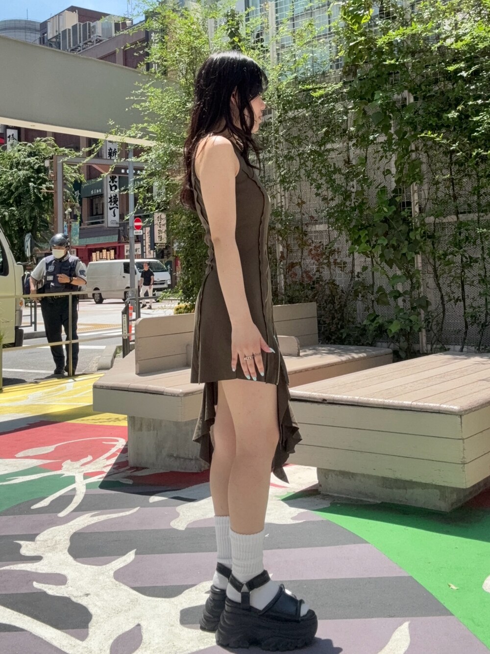 グリーン系のワンピース、ブラウン系のサンダルを着用したレディースの夏コーディネートの2枚目の写真