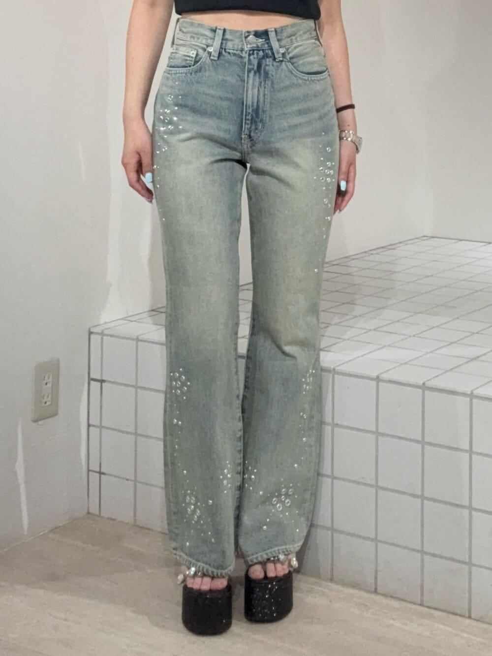 ホワイト系のシャツ/ブラウス、ブルー系のデニムパンツ、ブラック系のサンダルを着用したレディースの夏コーディネートの5枚目の写真