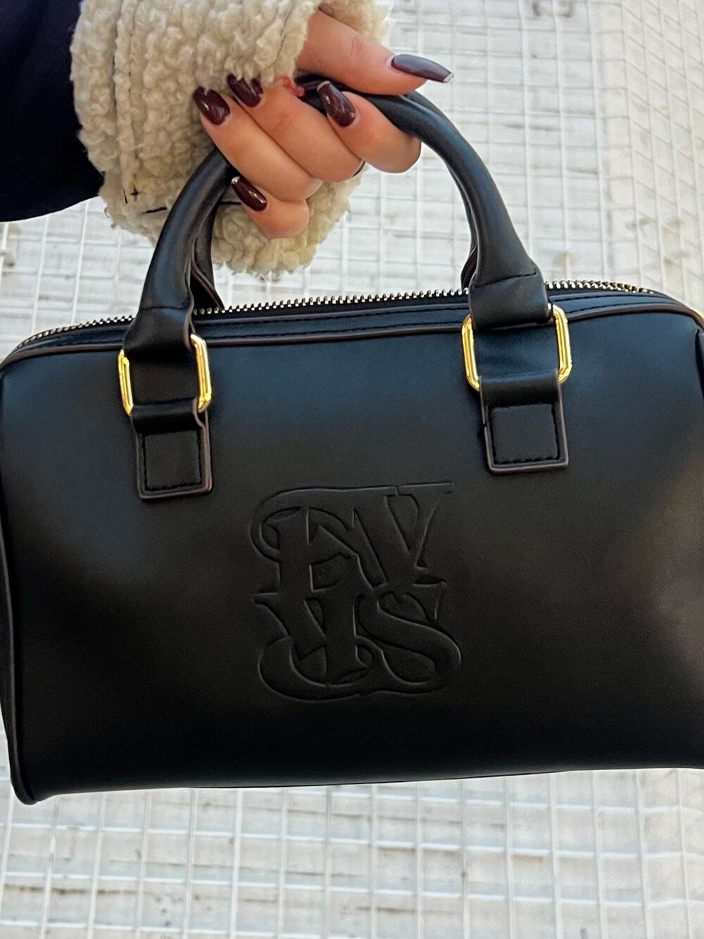 ブラック系のブーツ、ブラック系のデニムスカート、ブラック系のスウェットを着用したレディースの冬コーディネートの8枚目の写真