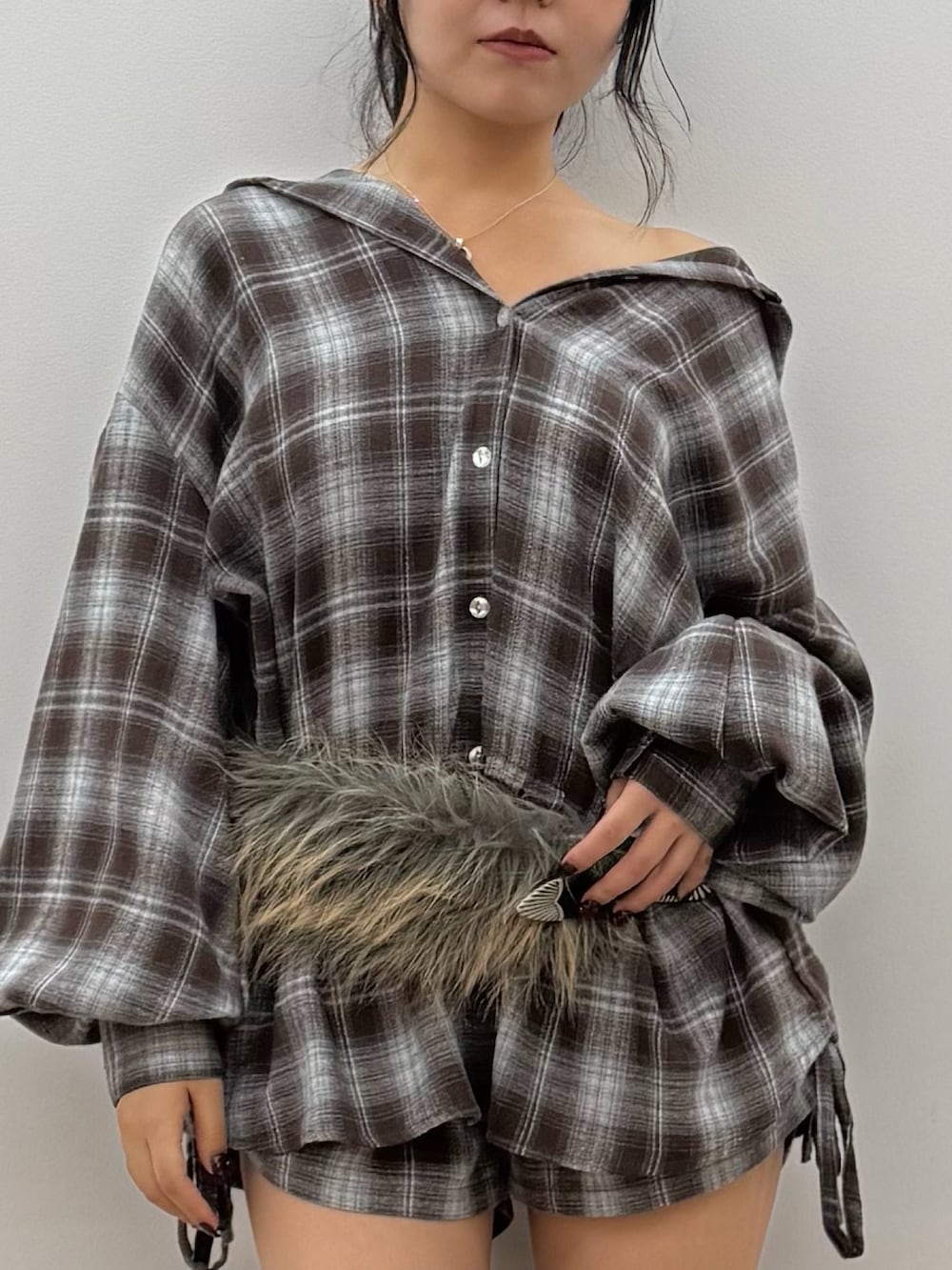 ブラウン系のシャツ/ブラウス、ブラウン系のその他パンツ、ブラウン系のブーツを着用したレディースの秋コーディネートの4枚目の写真