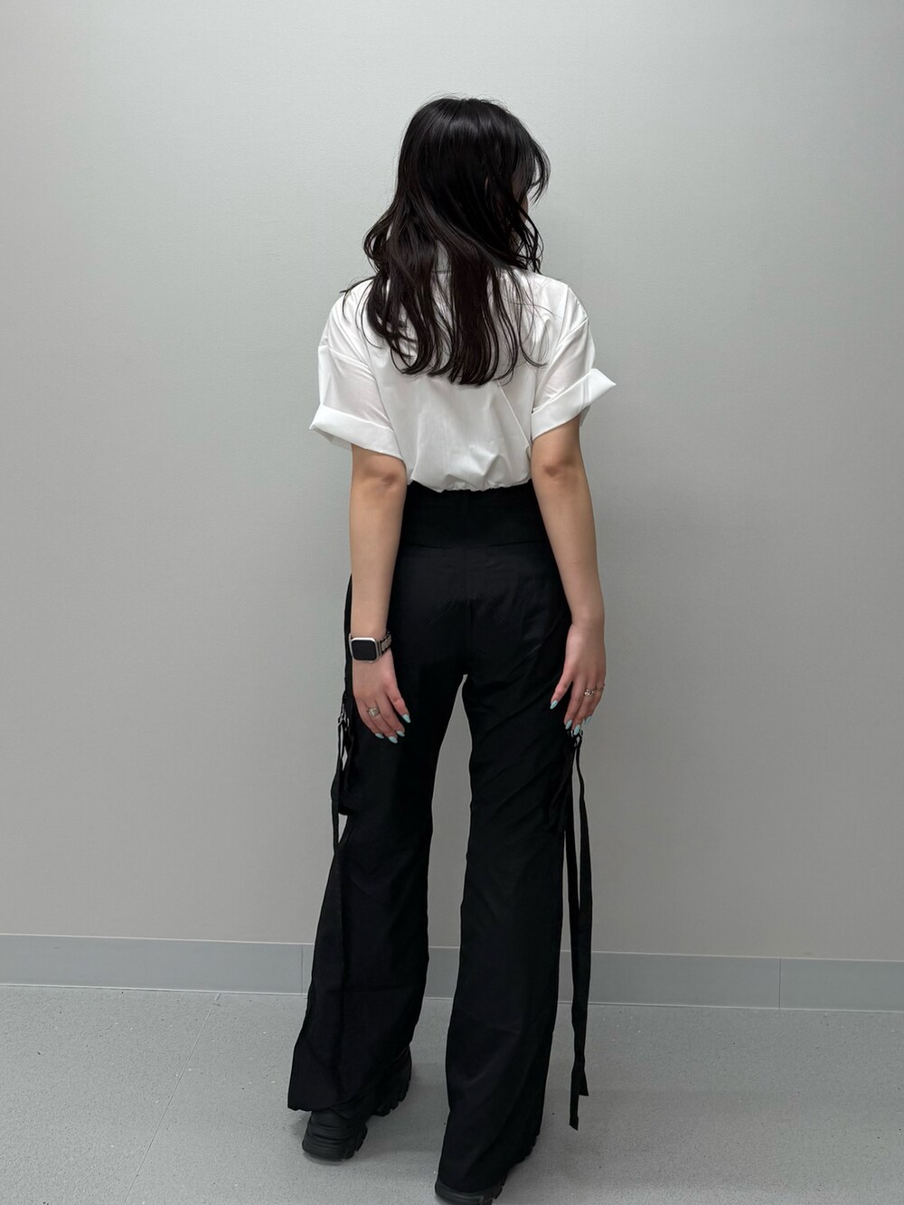 ブラック系のカーゴパンツ、ホワイト系のシャツ/ブラウス、ブラウン系のサンダルを着用したレディースの春コーディネートの3枚目の写真