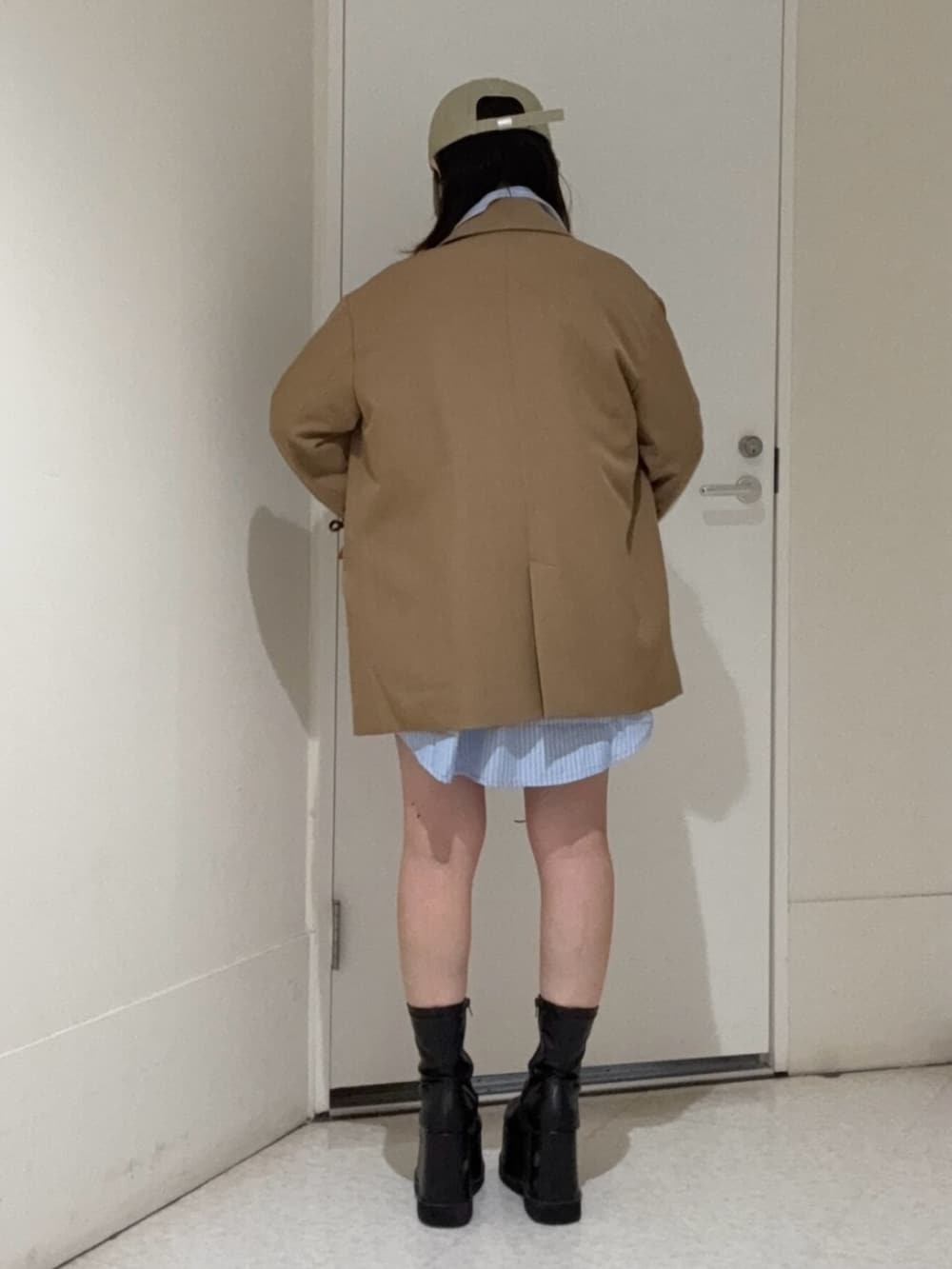 ブラック系のブーツ、ブラウン系のテーラードジャケット、ブルー系のシャツ/ブラウスを着用したレディースの春コーディネートの3枚目の写真