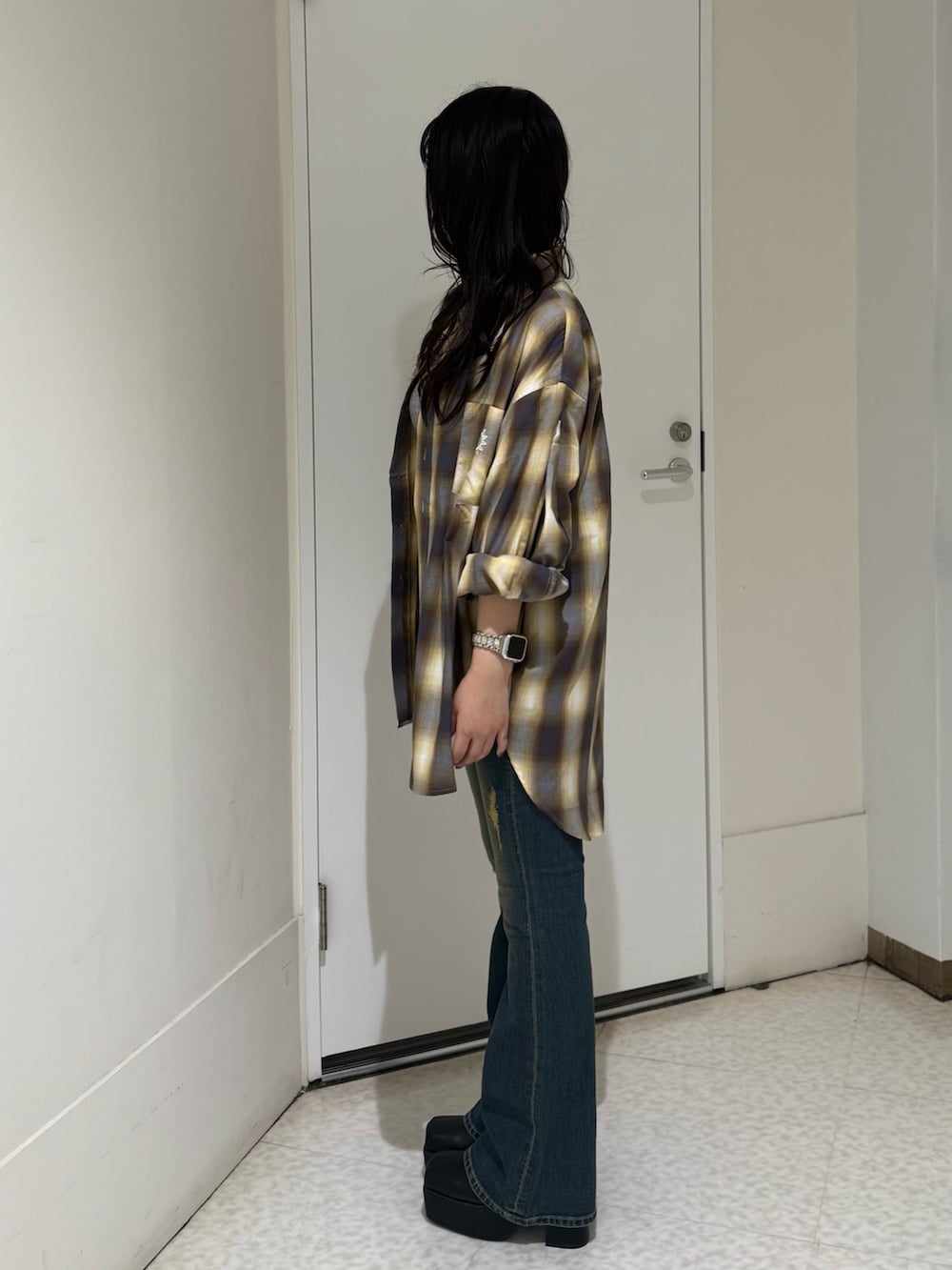 ブルー系のデニムパンツ、グレー系のニット/セーター、ブラック系のブーツを着用したレディースの夏コーディネートの2枚目の写真