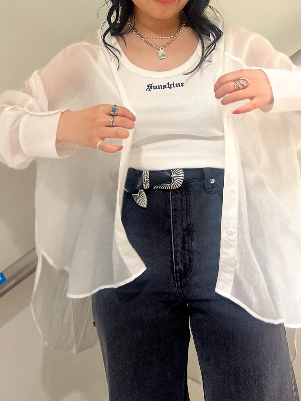 ブラック系のデニムパンツ、グレー系のタンクトップ、ホワイト系のシャツ/ブラウスを着用したレディースの春コーディネートの4枚目の写真