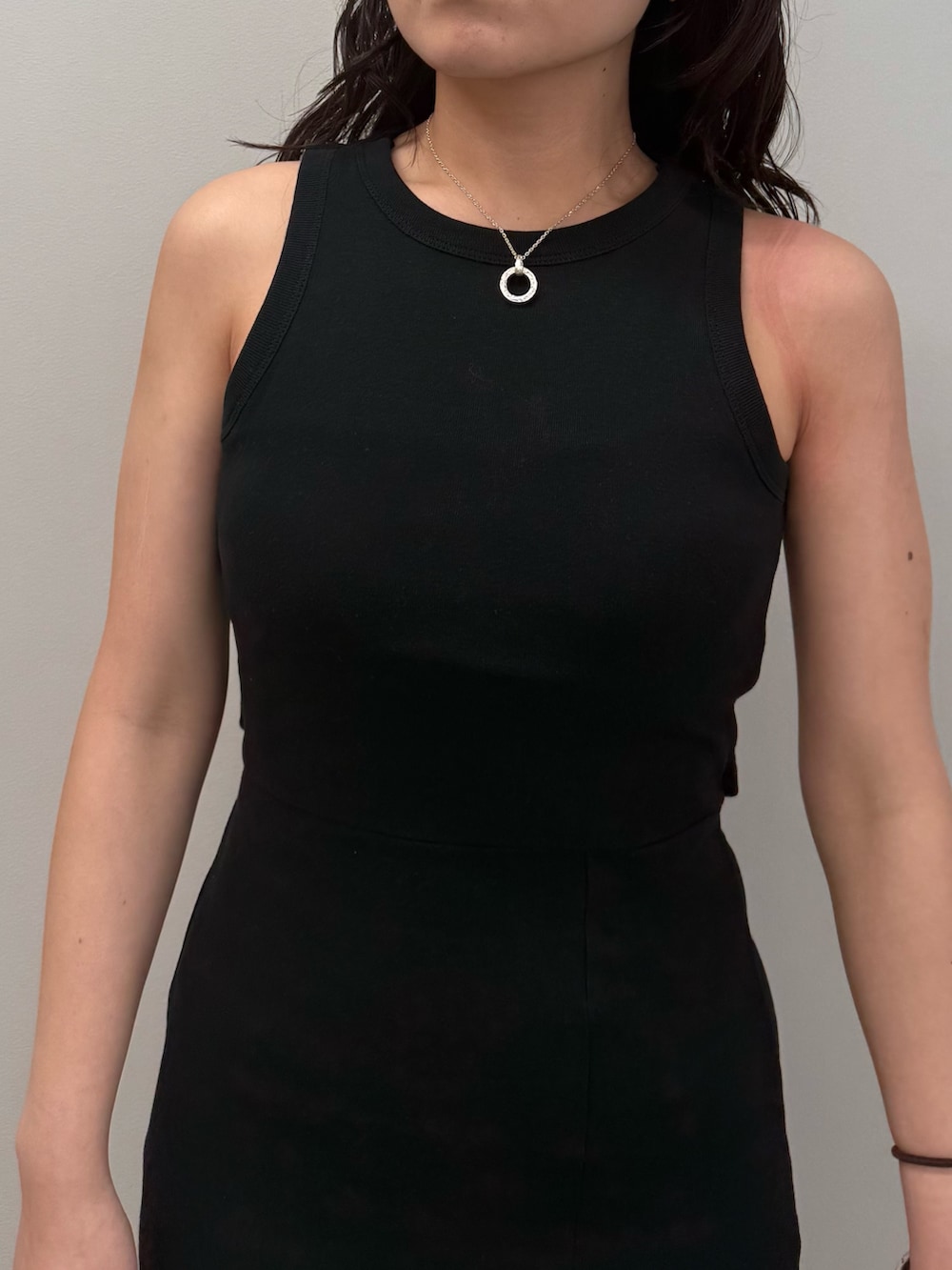 ブラック系のワンピース、ブラウン系のサンダルを着用したレディースの春コーディネートの4枚目の写真