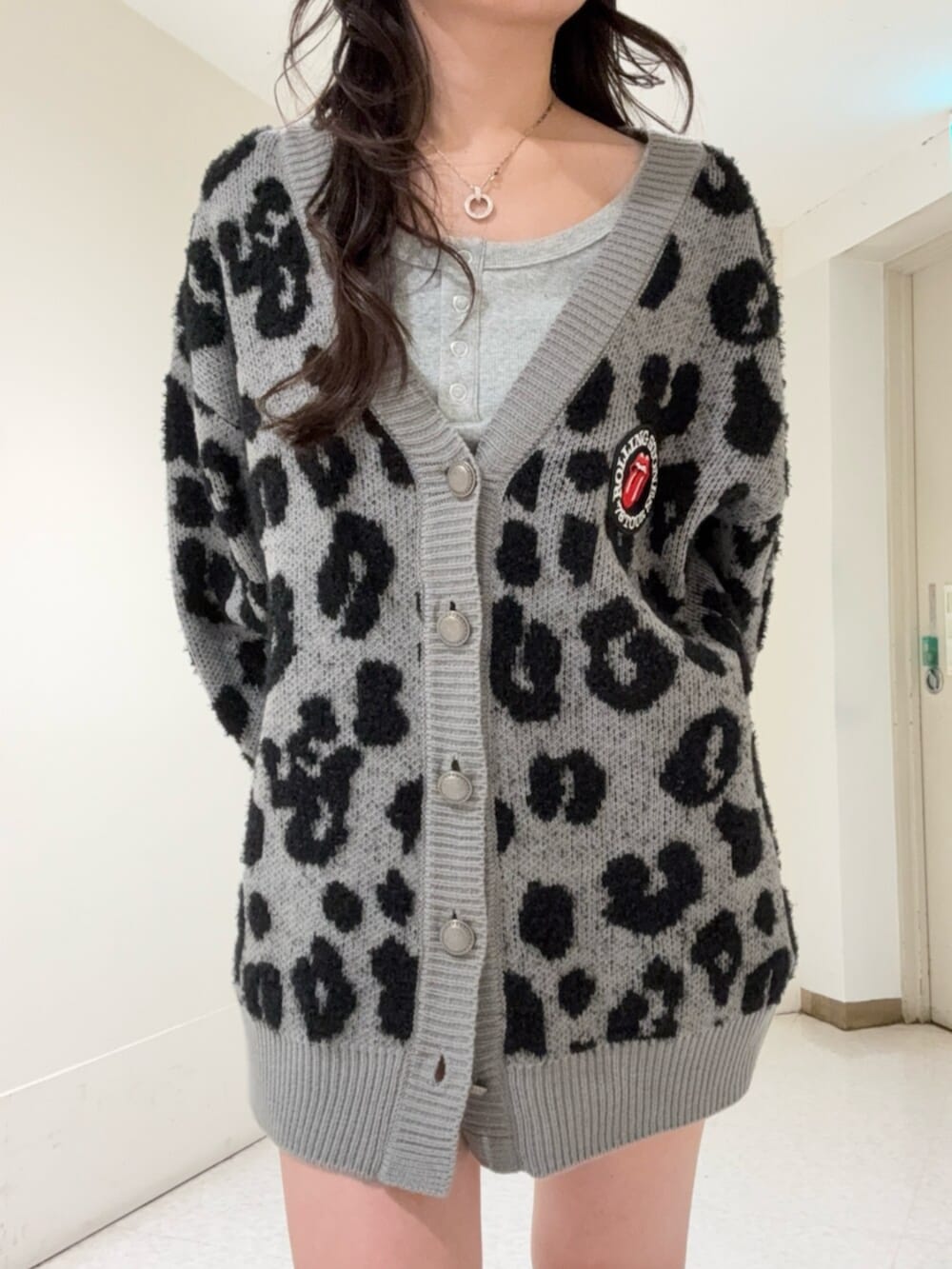 ブラック系のブーツ、ブルー系のデニムパンツ、グレー系のカーディガン/ボレロを着用したレディースの冬コーディネートの4枚目の写真