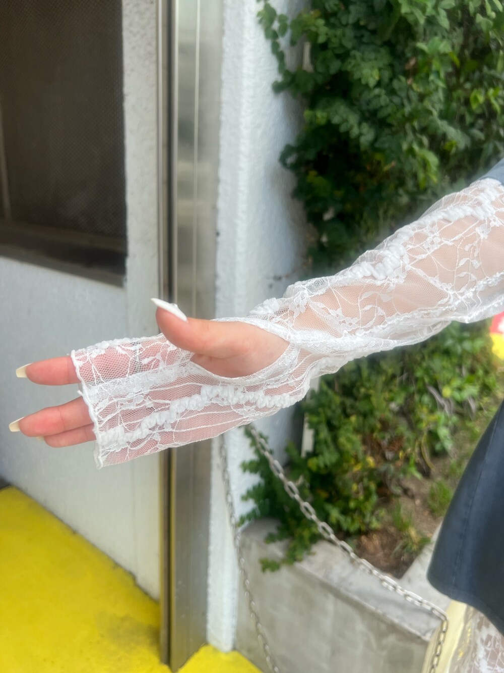 ブラック系のブーツ、ホワイト系のワンピース、グレー系のTシャツ/カットソーを着用したレディースの夏コーディネートの5枚目の写真