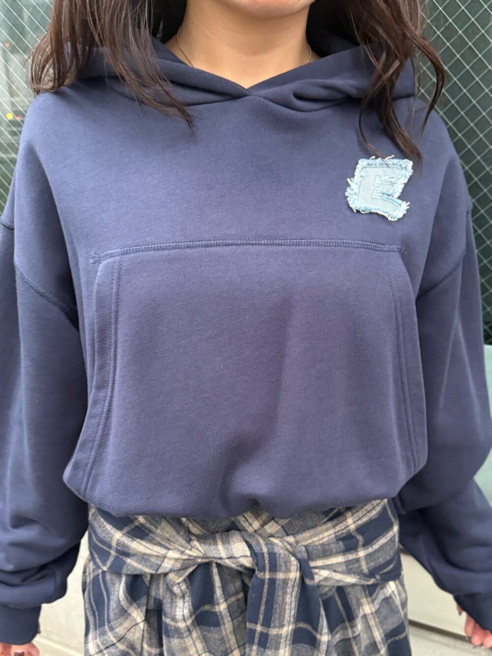 ブルー系のスカート、ブルー系のパーカー、ブラウン系のブーツを着用したレディースの秋コーディネートの5枚目の写真