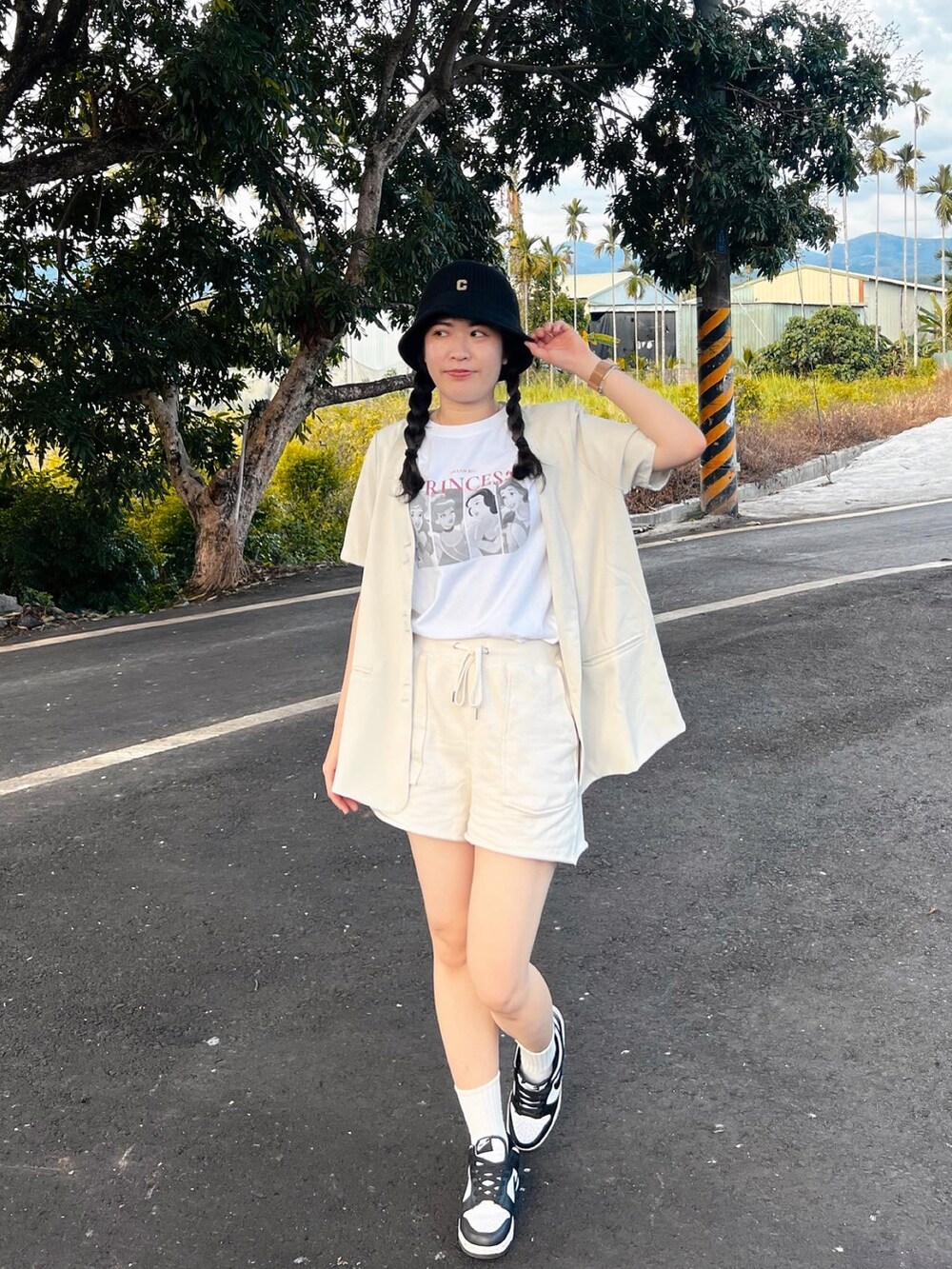 その他のスニーカー、ホワイト系のカーゴパンツ、ベージュ系のテーラードジャケットを着用したレディースの春コーディネートの4枚目の写真