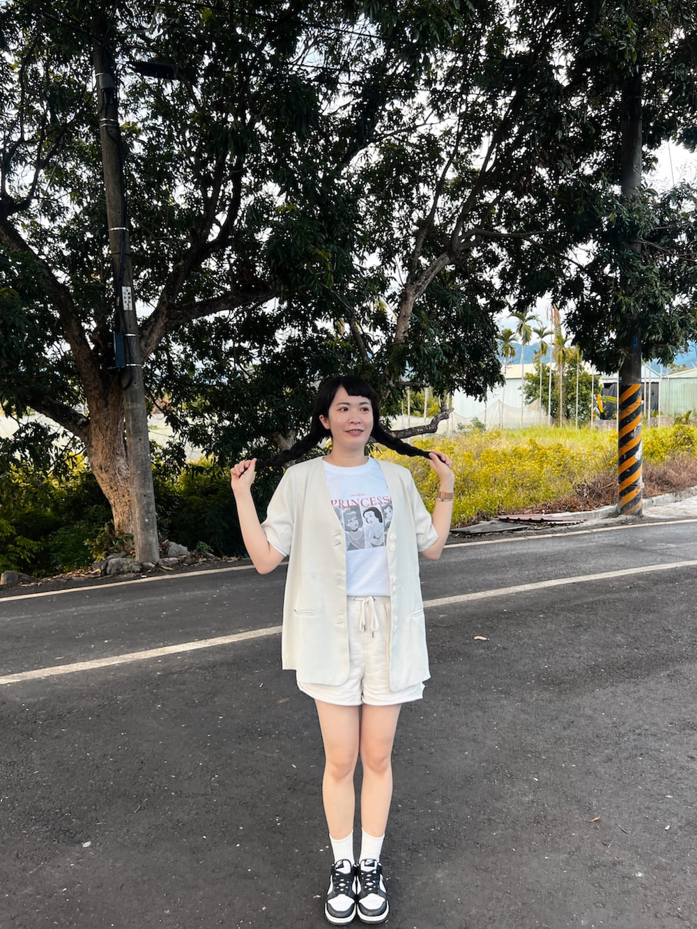 その他のスニーカー、ホワイト系のカーゴパンツ、ベージュ系のテーラードジャケットを着用したレディースの春コーディネートの2枚目の写真