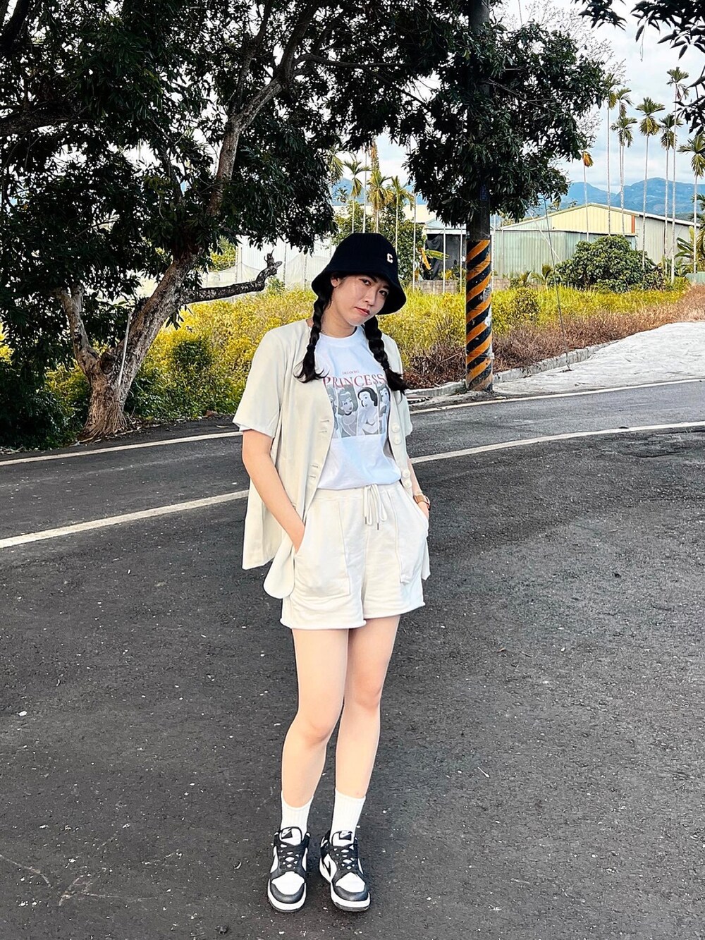 その他のスニーカー、ホワイト系のカーゴパンツ、ベージュ系のテーラードジャケットを着用したレディースの春コーディネートの3枚目の写真