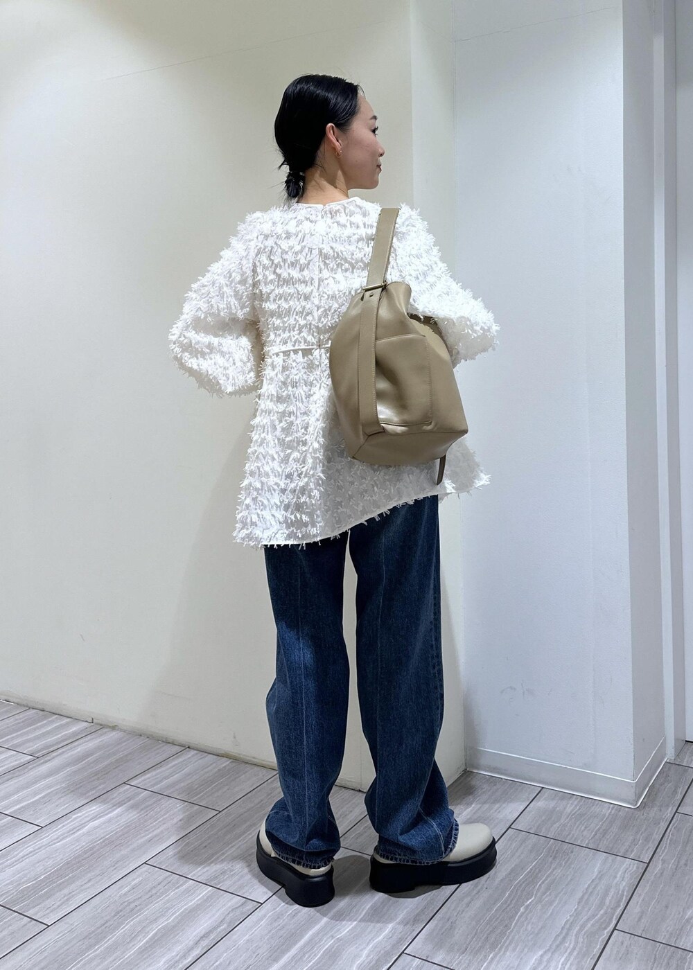 ベージュ系のサンダル、ホワイト系のTシャツ/カットソー、ホワイト系のシャツ/ブラウスを着用したレディースの冬コーディネートの4枚目の写真