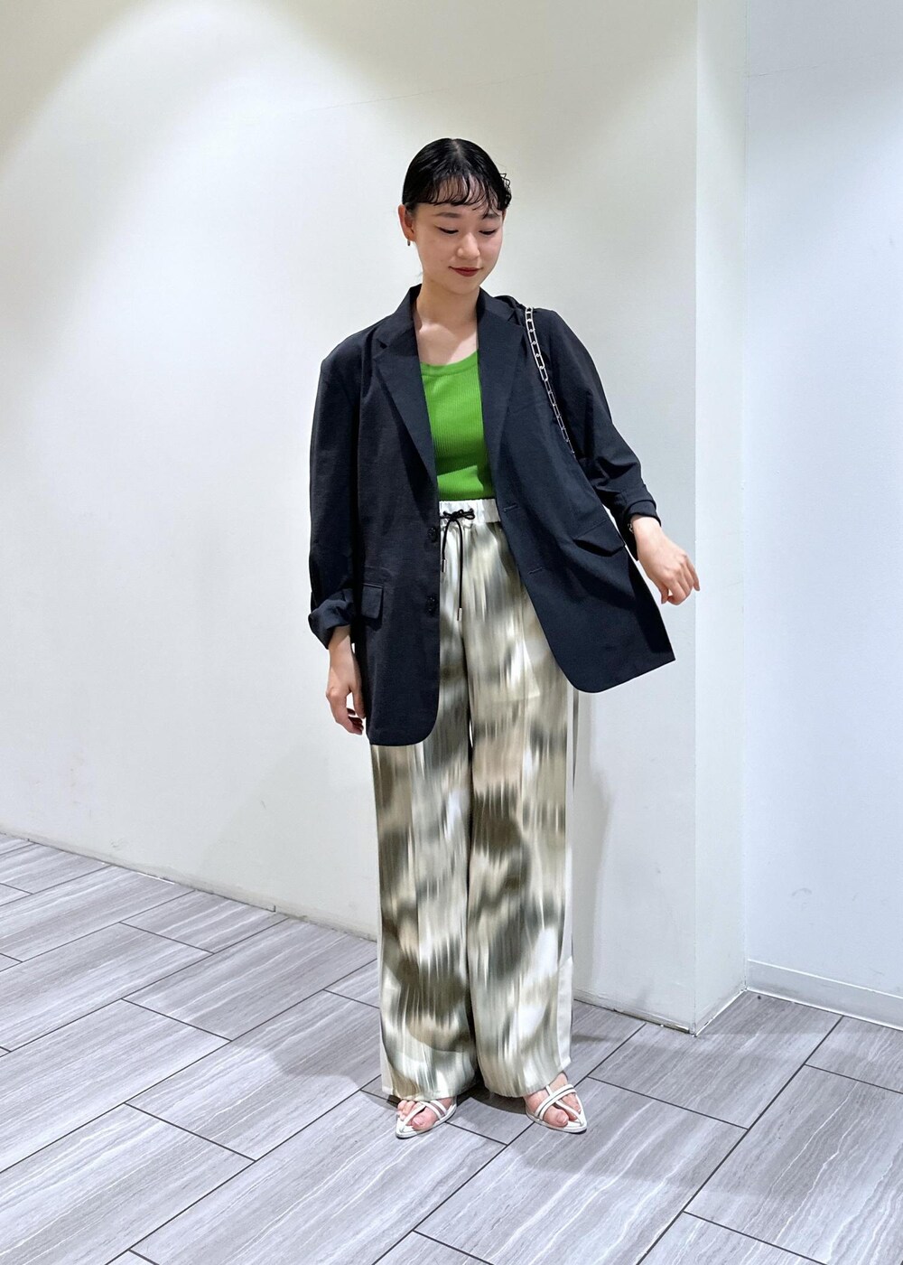 ベージュ系のその他パンツ、ホワイト系のショルダーバッグ、ホワイト系のサンダルを着用したレディースの春コーディネートの3枚目の写真