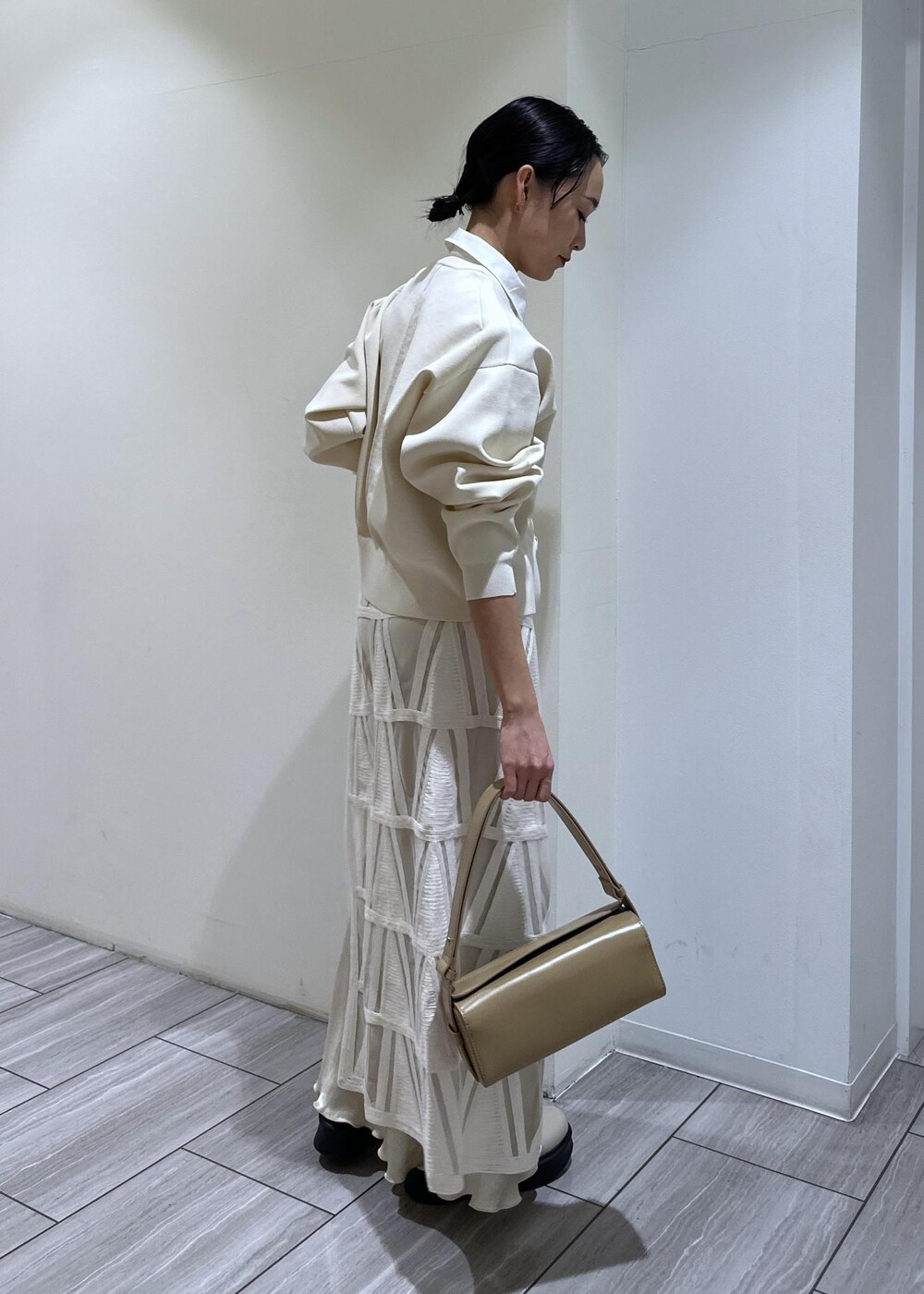 ベージュ系のサンダル、ホワイト系のスカート、ベージュ系のスカートを着用したレディースの冬コーディネートの5枚目の写真