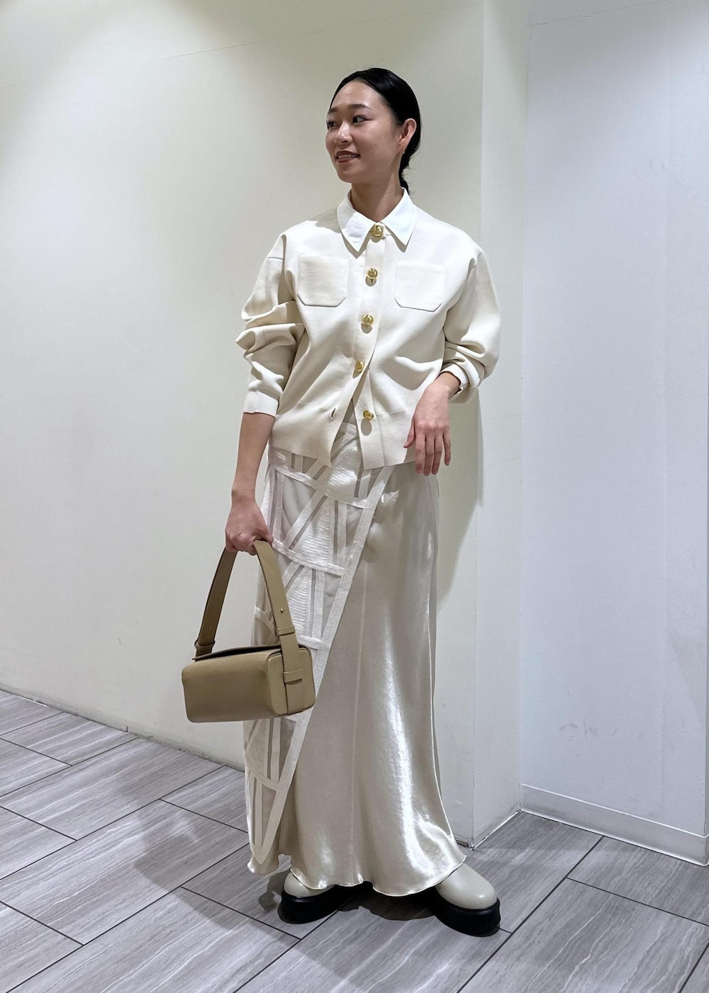 ベージュ系のサンダル、ホワイト系のスカート、ベージュ系のスカートを着用したレディースの冬コーディネートの2枚目の写真