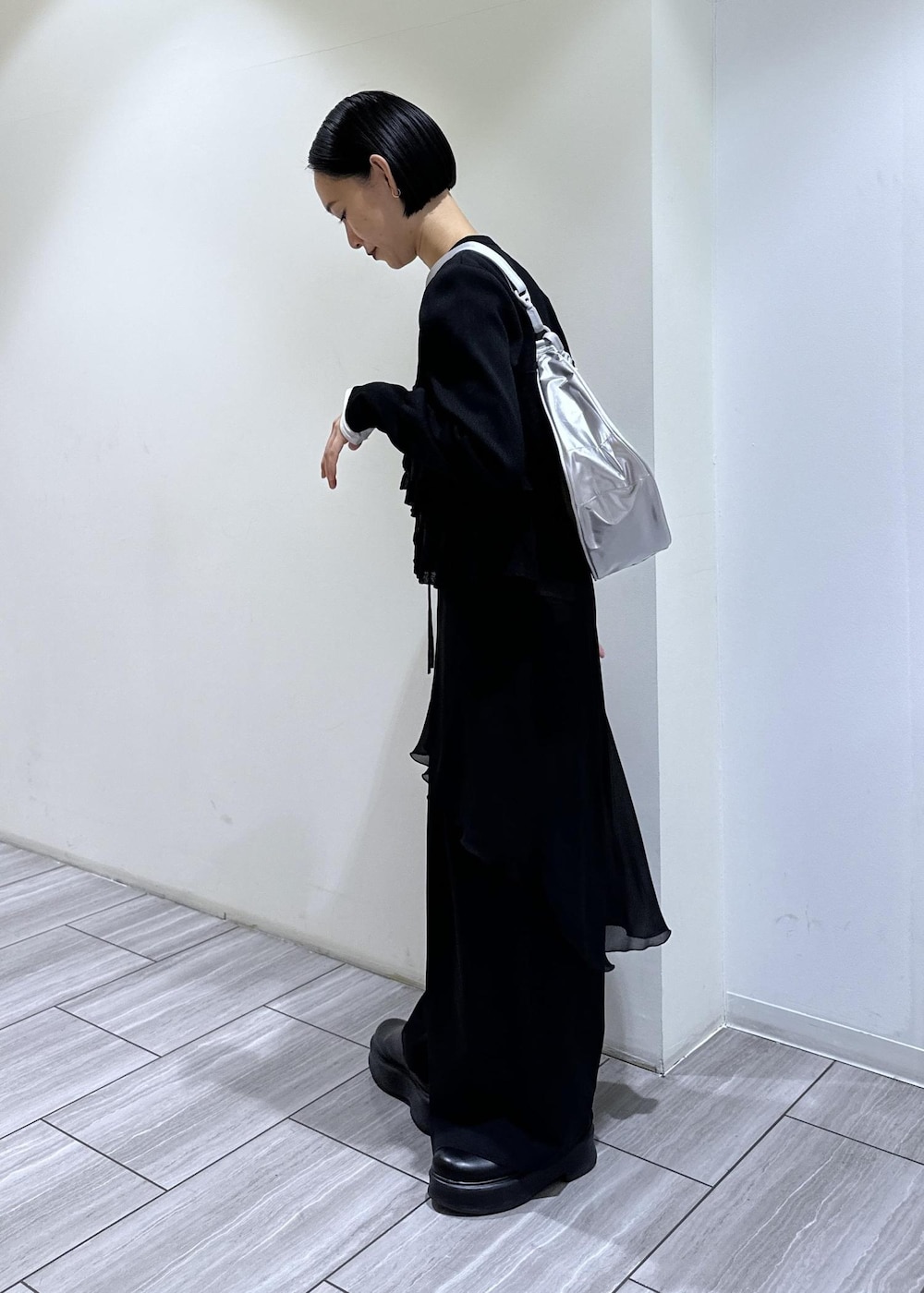 ブラック系のサンダル、ブラック系のカーディガン/ボレロ、シルバー系のショルダーバッグを着用したレディースの冬コーディネートの2枚目の写真