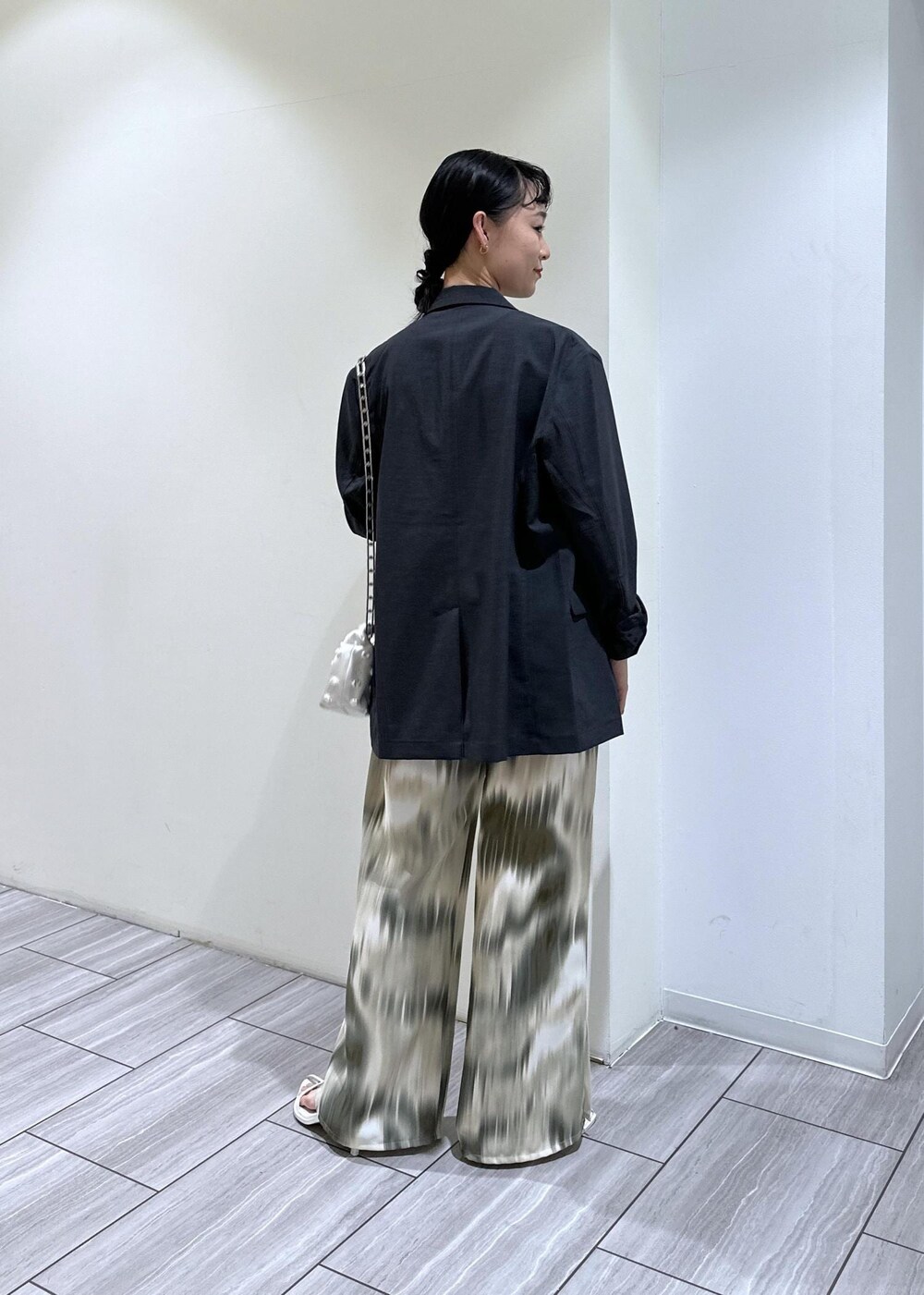 ベージュ系のその他パンツ、ホワイト系のショルダーバッグ、ホワイト系のサンダルを着用したレディースの春コーディネートの6枚目の写真