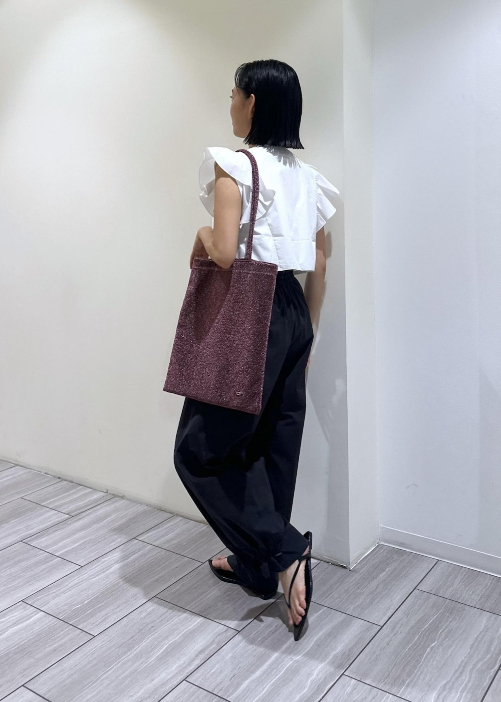 ブラック系のサンダル、ホワイト系のTシャツ/カットソー、ブラック系のその他パンツを着用したレディースの夏コーディネートの4枚目の写真