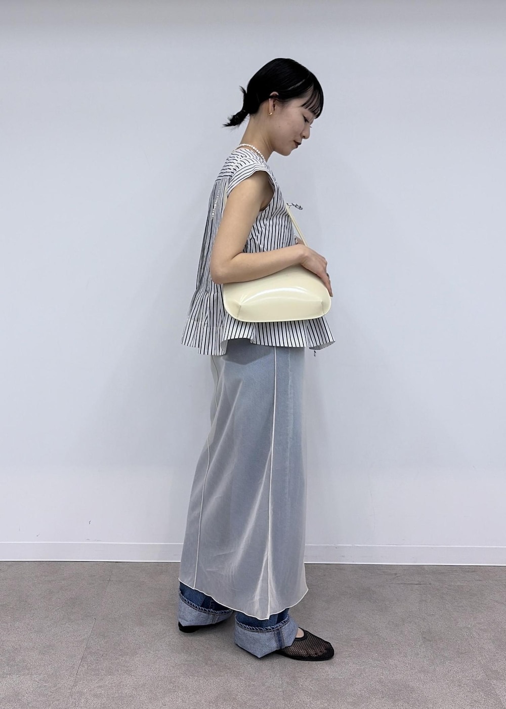 ブラック系のパンプス、ブルー系のシャツ/ブラウス、ホワイト系のワンピースを着用したレディースの夏コーディネートの6枚目の写真