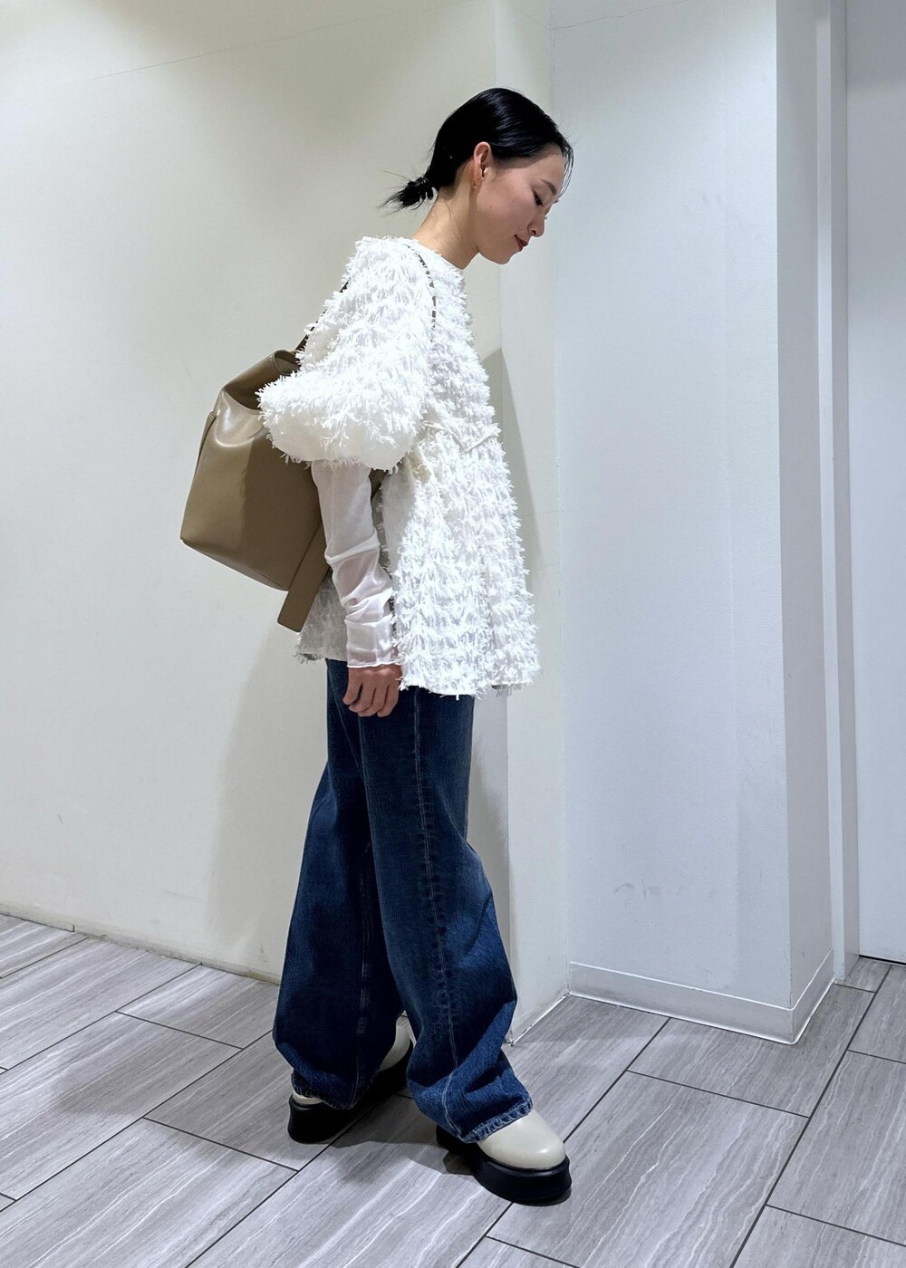 ベージュ系のサンダル、ホワイト系のTシャツ/カットソー、ホワイト系のシャツ/ブラウスを着用したレディースの冬コーディネートの6枚目の写真