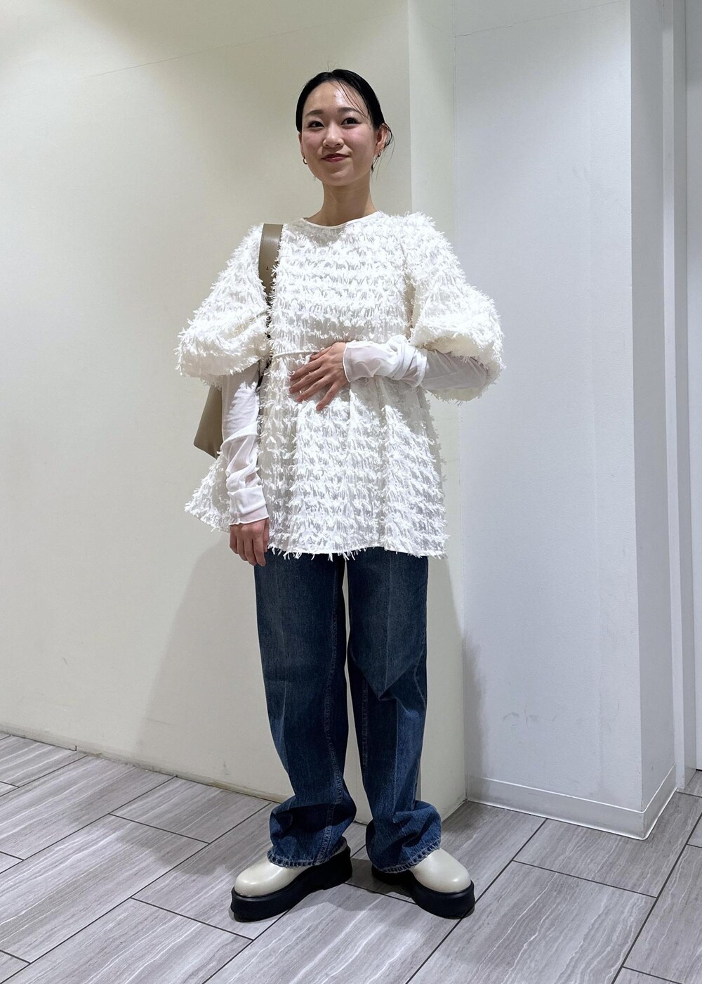 ベージュ系のサンダル、ホワイト系のTシャツ/カットソー、ホワイト系のシャツ/ブラウスを着用したレディースの冬コーディネートの7枚目の写真