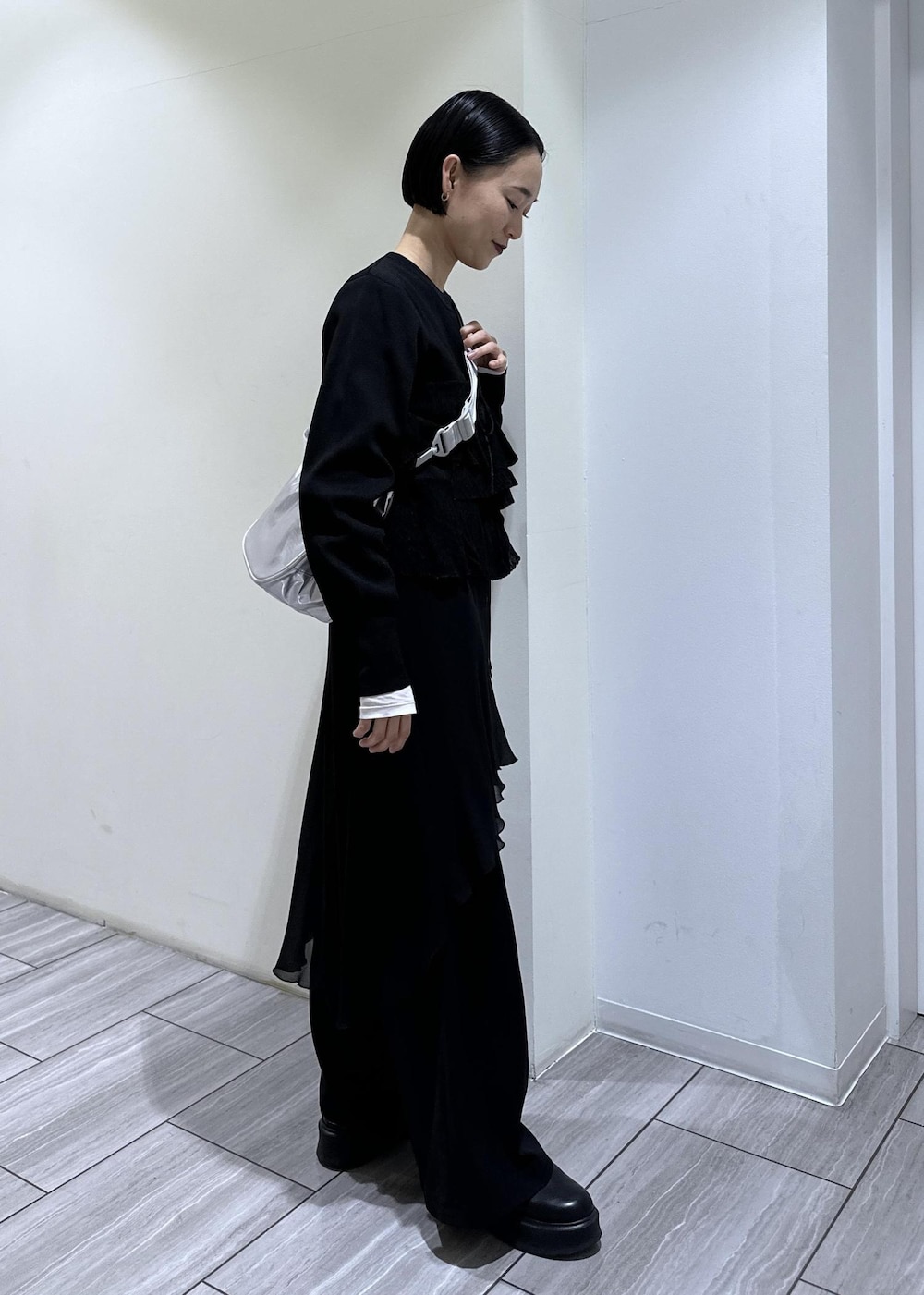 ブラック系のサンダル、ブラック系のカーディガン/ボレロ、シルバー系のショルダーバッグを着用したレディースの冬コーディネートの5枚目の写真