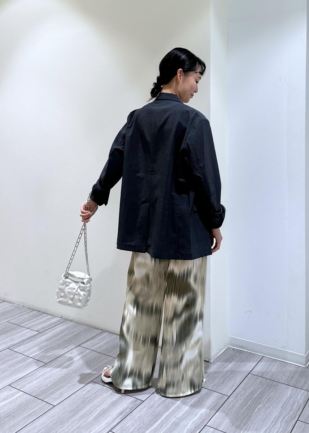 ベージュ系のその他パンツ、ホワイト系のショルダーバッグ、ホワイト系のサンダルを着用したレディースの春コーディネートの7枚目の写真