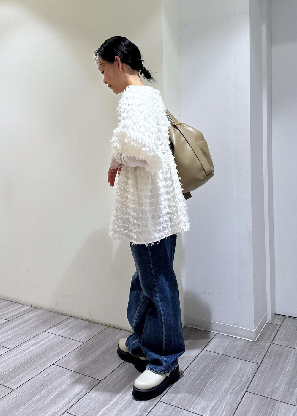 ベージュ系のサンダル、ホワイト系のTシャツ/カットソー、ホワイト系のシャツ/ブラウスを着用したレディースの冬コーディネートの3枚目の写真