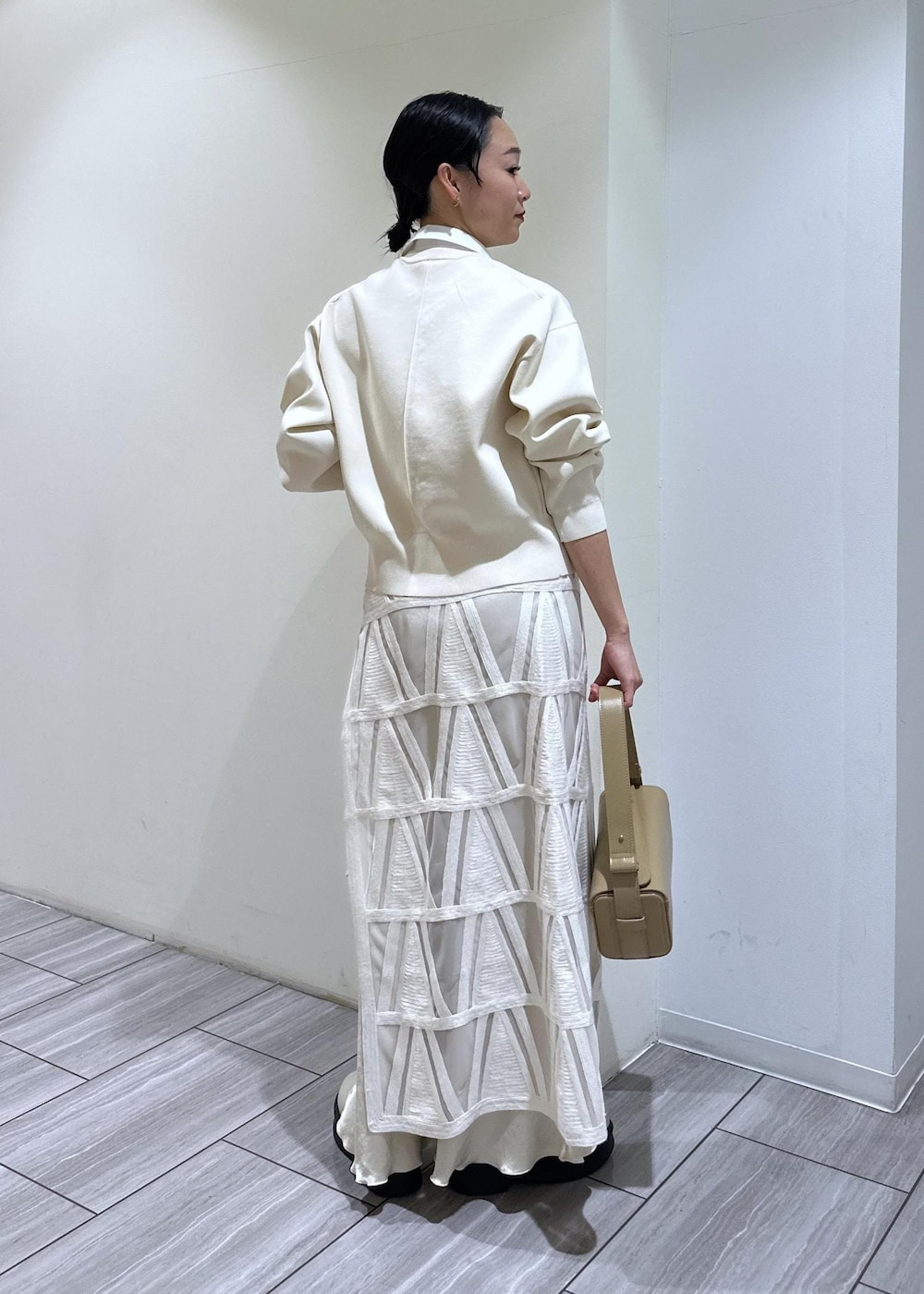 ベージュ系のサンダル、ホワイト系のスカート、ベージュ系のスカートを着用したレディースの冬コーディネートの4枚目の写真